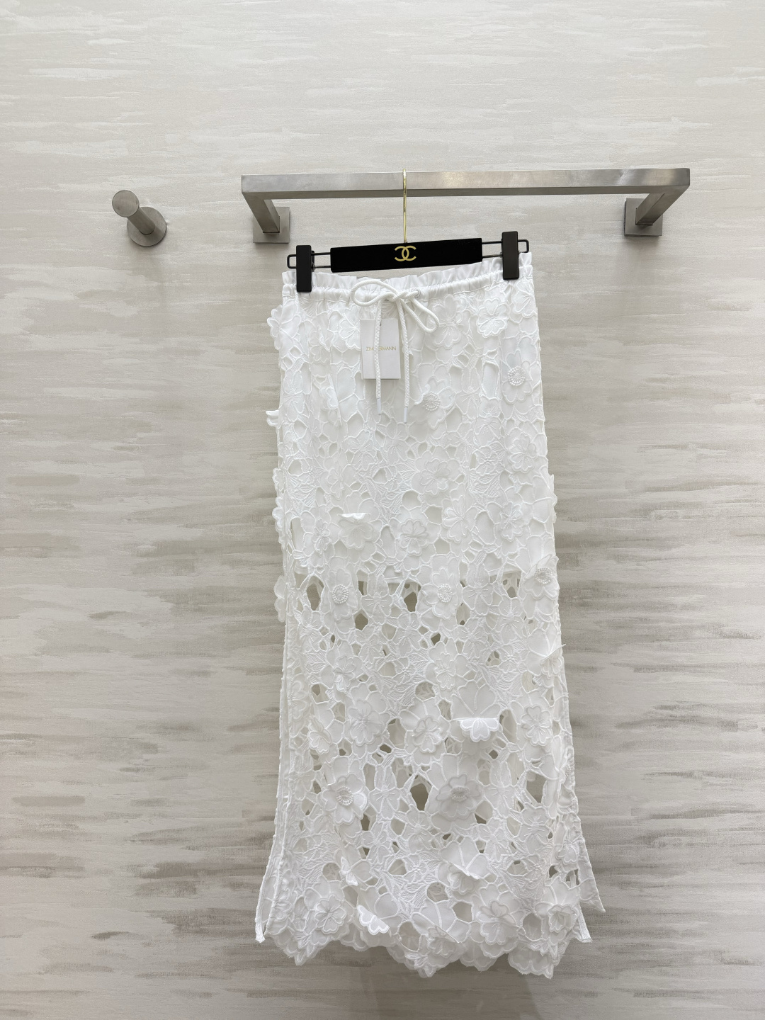 NO:820711,Zimmerman holiday series heavy-duty three-dimensional flower lace skirt. Fairy skirt with soft light filter, all three-dimensional flower water-soluble lace. Every flower seems to be shining. Drawstring high waist. Micro fishtail version. Easily wear it to achieve a three-quarter figure. Wear it for dates and outings in spring and summer. It is so beautiful!  High-quality customization, available in stock first size S/M/L/XL (S size waist 66, hip 94, skirt length 90), Zimmerman-clothing, skirts,19860909zimmerman度假系列重工立体花朵蕾丝半裙 自带柔光滤镜的仙气半裙全件立体花朵水溶蕾丝 每一朵花都像在发光 抽绳高腰 微鱼尾版型 轻松穿出三七分身材 春夏约会、出游穿直接美到犯规！高品质定制 现货首发sizeS/M/L/XL（s码腰围66,臀围94,裙长90）,兹默曼-服装,skirts,,Women's clothing