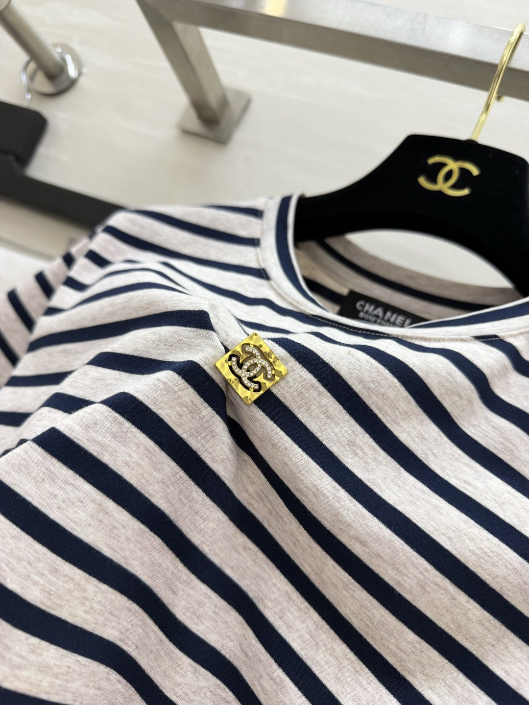 CHANE♡²⁶春夏条纹T恤｜经典米灰藏青条纹 百搭不出错 金属logo 字母织标 细节拉满 正肩微收版