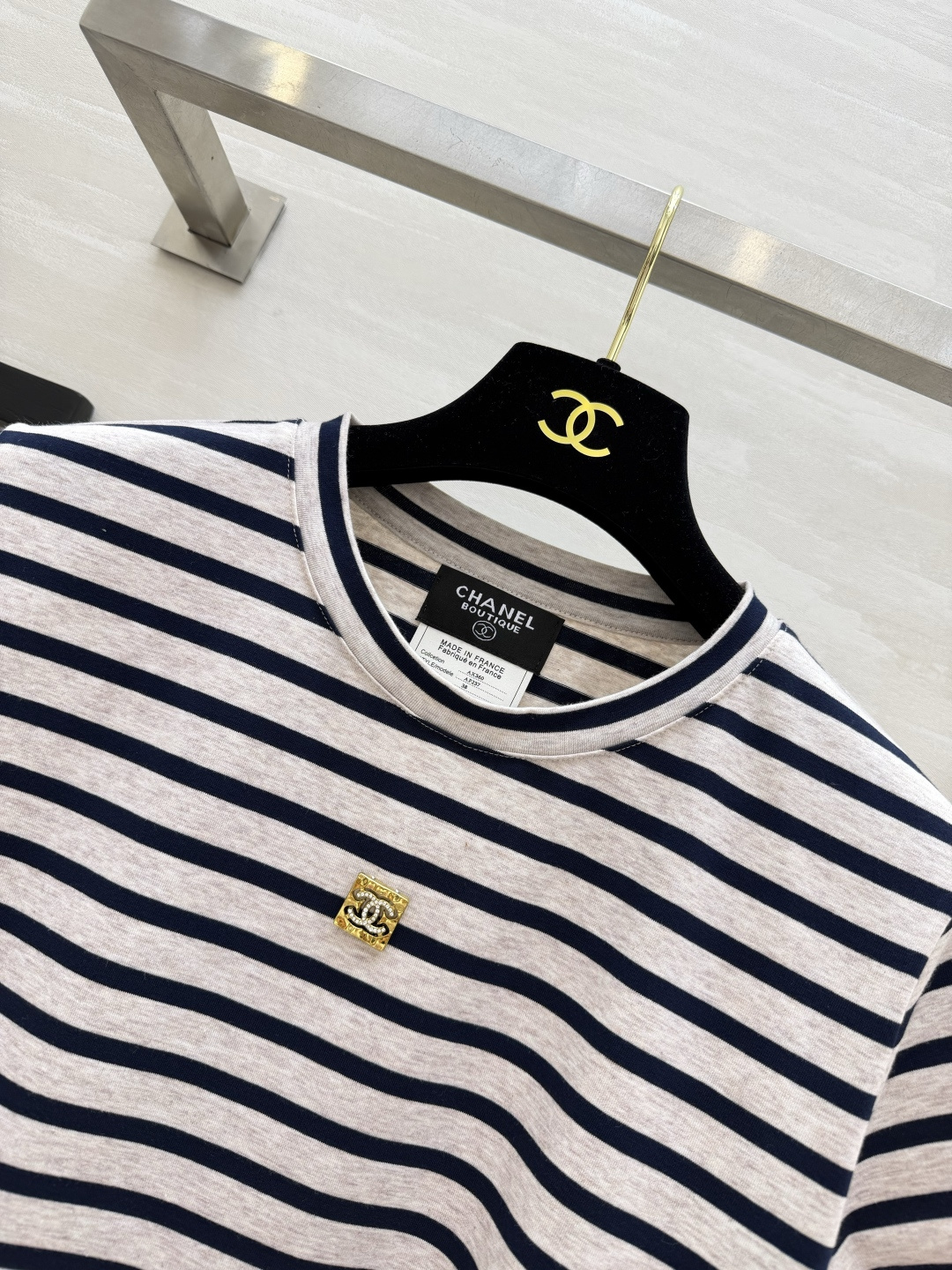CHANE♡²⁶春夏条纹T恤｜经典米灰藏青条纹 百搭不出错 金属logo 字母织标 细节拉满 正肩微收版