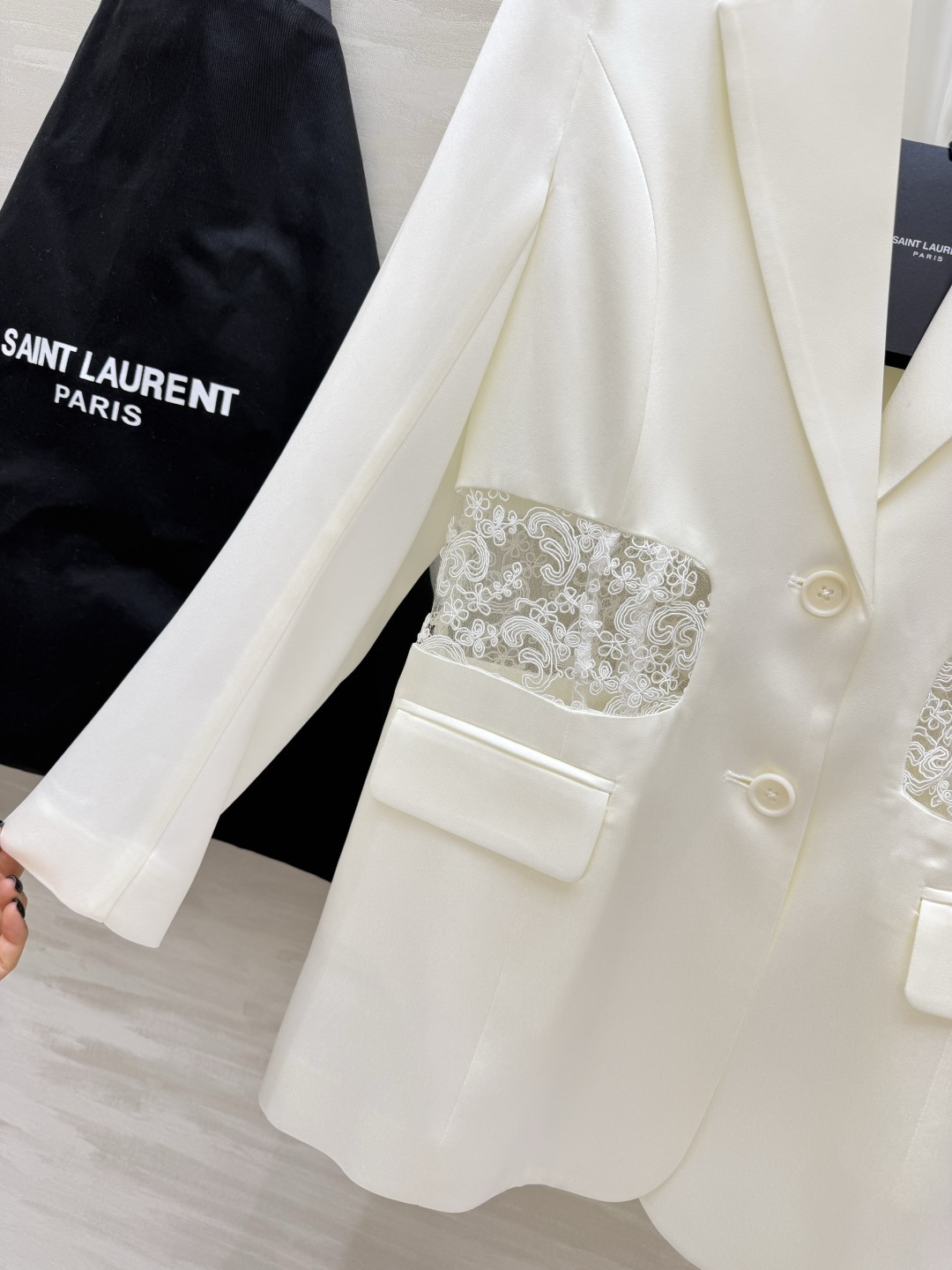#ysl²⁶新款醋酸西装外套 定制三醋酸西装面料光泽感十足 蕾丝拼接点缀精致有细节 高品质 现货首发si
