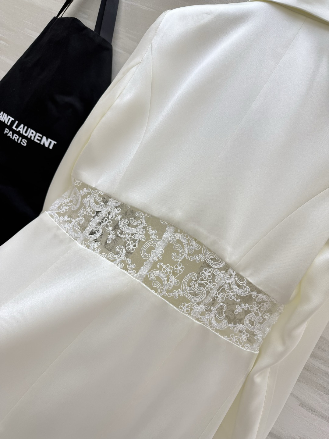 #ysl²⁶新款醋酸西装外套 定制三醋酸西装面料光泽感十足 蕾丝拼接点缀精致有细节 高品质 现货首发si