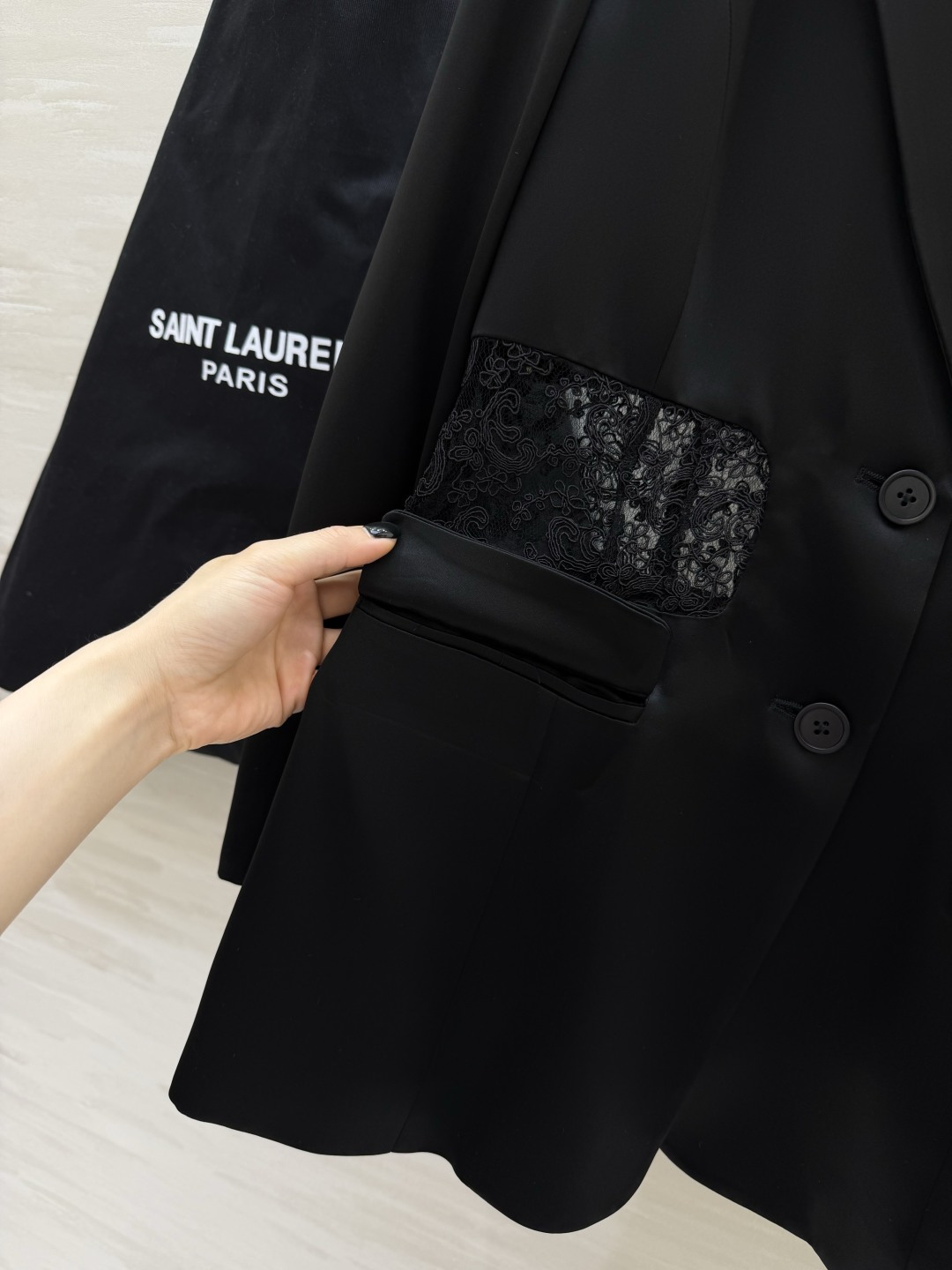 #ysl²⁶新款醋酸西装外套 定制三醋酸西装面料光泽感十足 蕾丝拼接点缀精致有细节 高品质 现货首发si