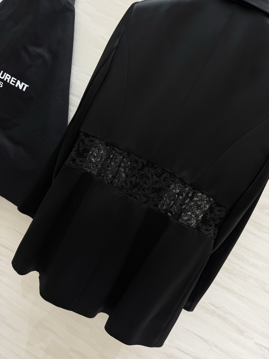 #ysl²⁶新款醋酸西装外套 定制三醋酸西装面料光泽感十足 蕾丝拼接点缀精致有细节 高品质 现货首发si
