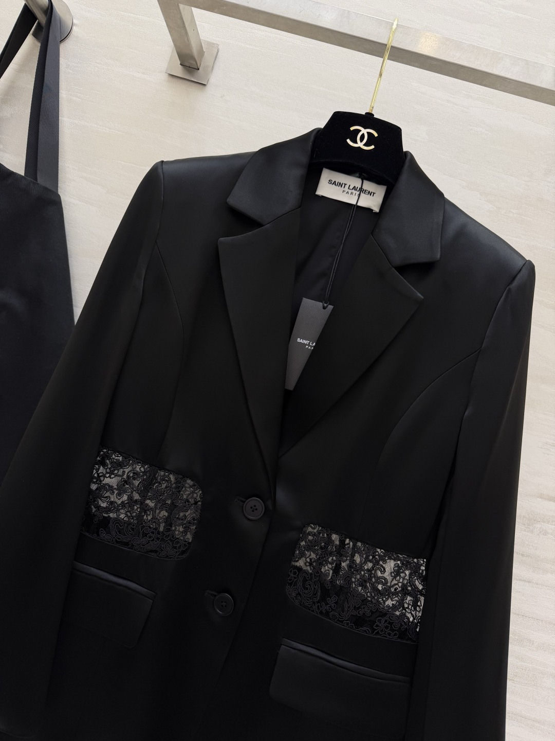 #ysl²⁶新款醋酸西装外套 定制三醋酸西装面料光泽感十足 蕾丝拼接点缀精致有细节 高品质 现货首发si