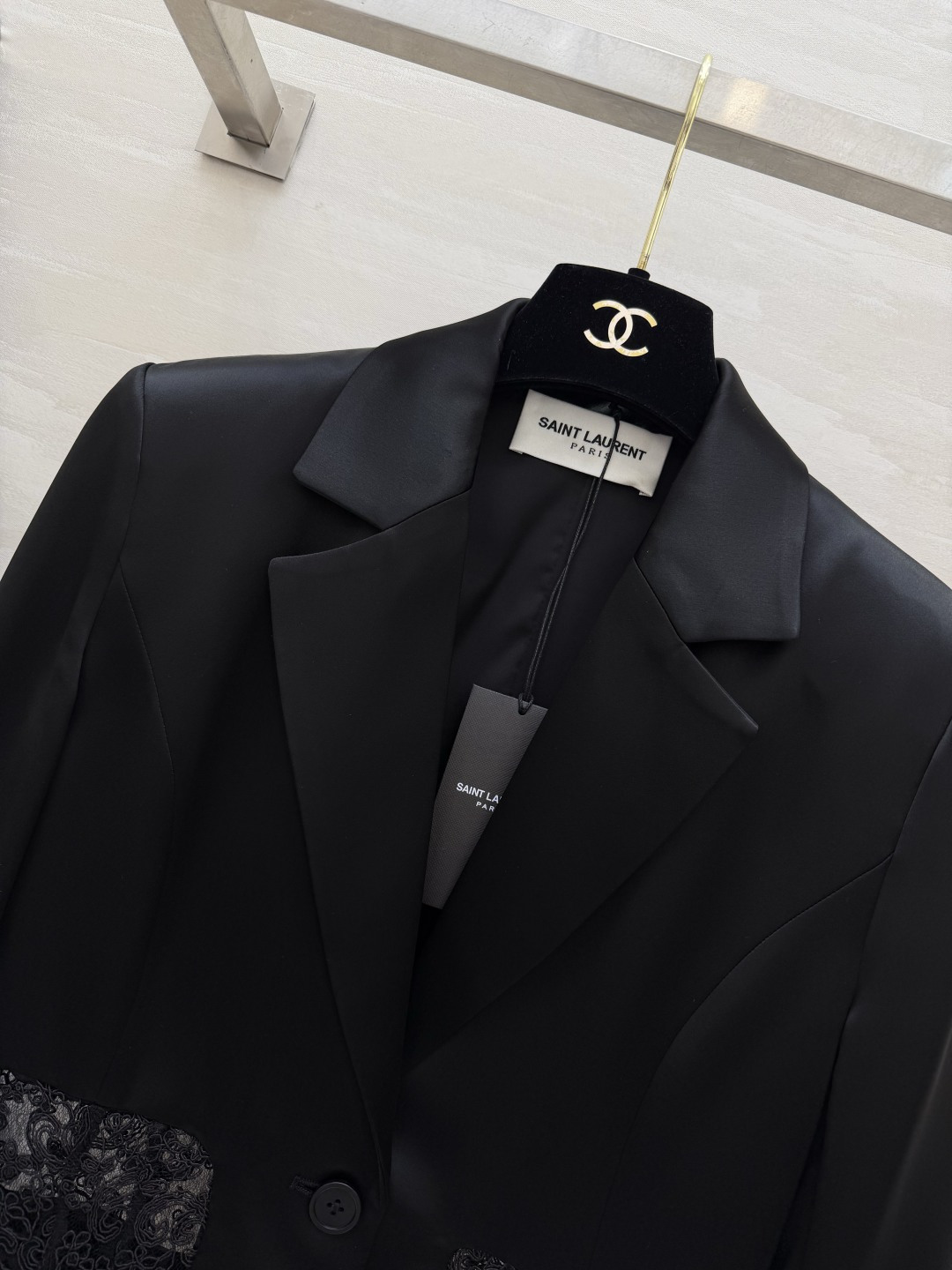 #ysl²⁶新款醋酸西装外套 定制三醋酸西装面料光泽感十足 蕾丝拼接点缀精致有细节 高品质 现货首发si