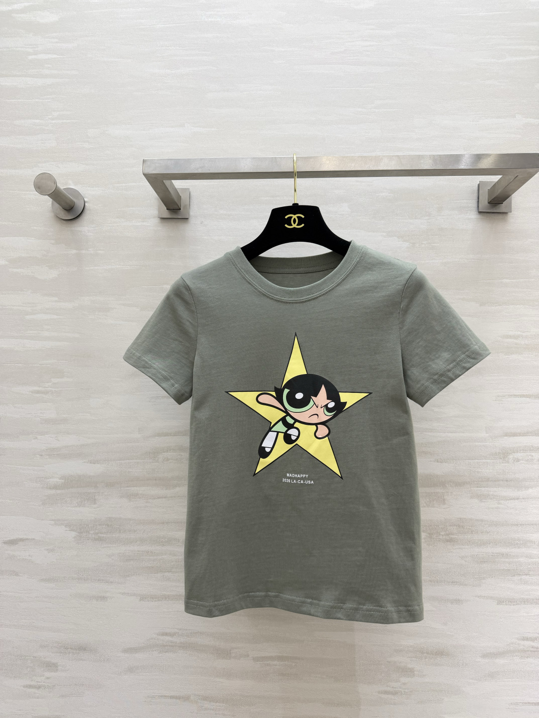 MADHAPPY 飞天小女警联名T恤｜经典飞天小女警毛毛印花，童年回忆杀 低饱和军绿色，百搭不挑皮 舒适