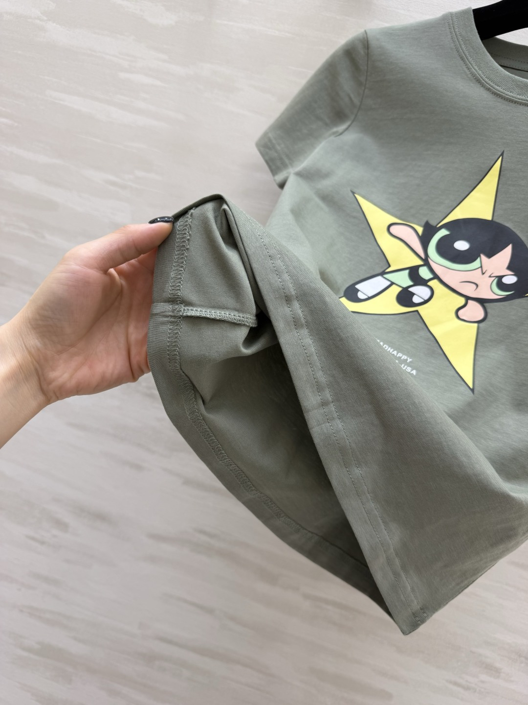 MADHAPPY 飞天小女警联名T恤｜经典飞天小女警毛毛印花，童年回忆杀 低饱和军绿色，百搭不挑皮 舒适