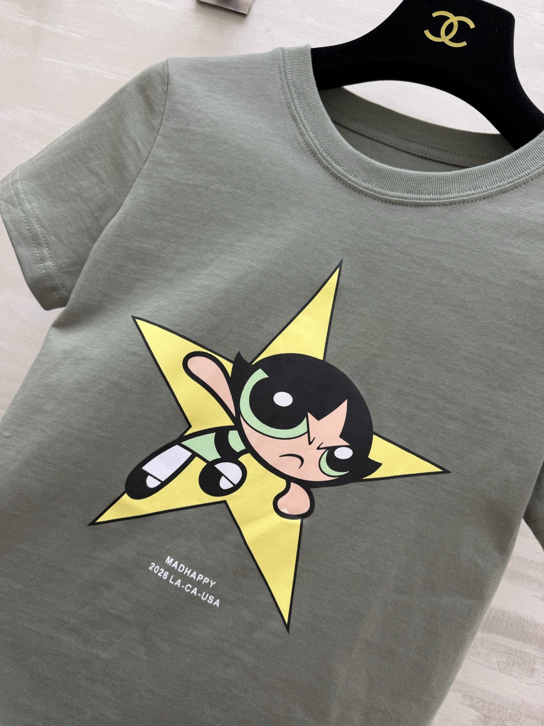 MADHAPPY 飞天小女警联名T恤｜经典飞天小女警毛毛印花，童年回忆杀 低饱和军绿色，百搭不挑皮 舒适