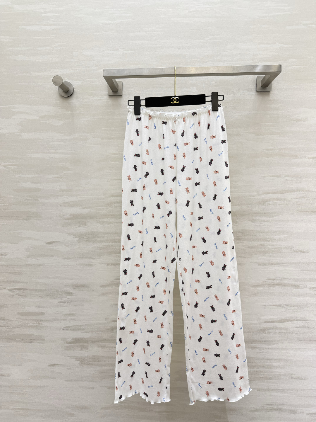 NO:820641,Sklms bear printed home/outer wear pants, who knows!  These soft and fufu bear pants are so easy to wear. They have a milky white bottom and a cute bear print. They have a soft and cute atmosphere. The ear-shaped waistband and the trouser legs are full of details. They are lazy and cute!  High-quality customization, available in stock first size S/M/ (S size elastic waist 64-72, hip 104, pants length 104), women's clothing,19860909Sklms小熊印花家居/外穿神裤 谁懂啊！这条软fufu的小熊裤也太好穿了奶白底+可爱小熊印花,自带软萌氛围感 木耳边腰头 裤脚细节感拉满,慵懒又可爱！高品质定制 现货首发sizeS/M/（s码弹力腰围64-72,臀围104,裤长104）,女装,,Women's clothing