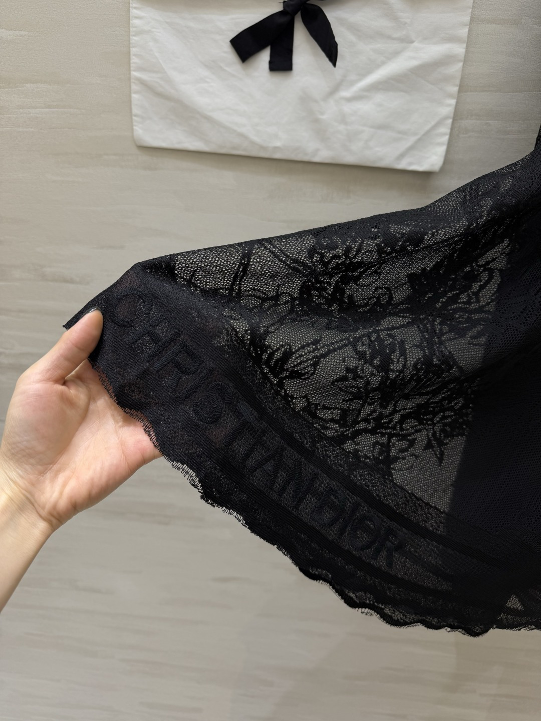 Dio♡²⁶重工刺绣蕾丝半裙 自带柔光滤镜的仙女裙✨经典藤格纹 花卉刺绣蕾丝 细节精致到骨子里！双层网纱