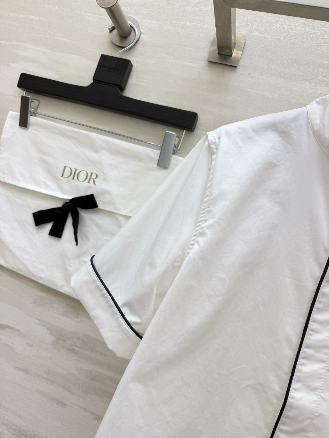 Dio♡²⁶立领撞色白衬衣 清爽贵气感✨黑边撞色简约又精致 细节感拉满 立领落肩五分袖 利落不挑身材 自