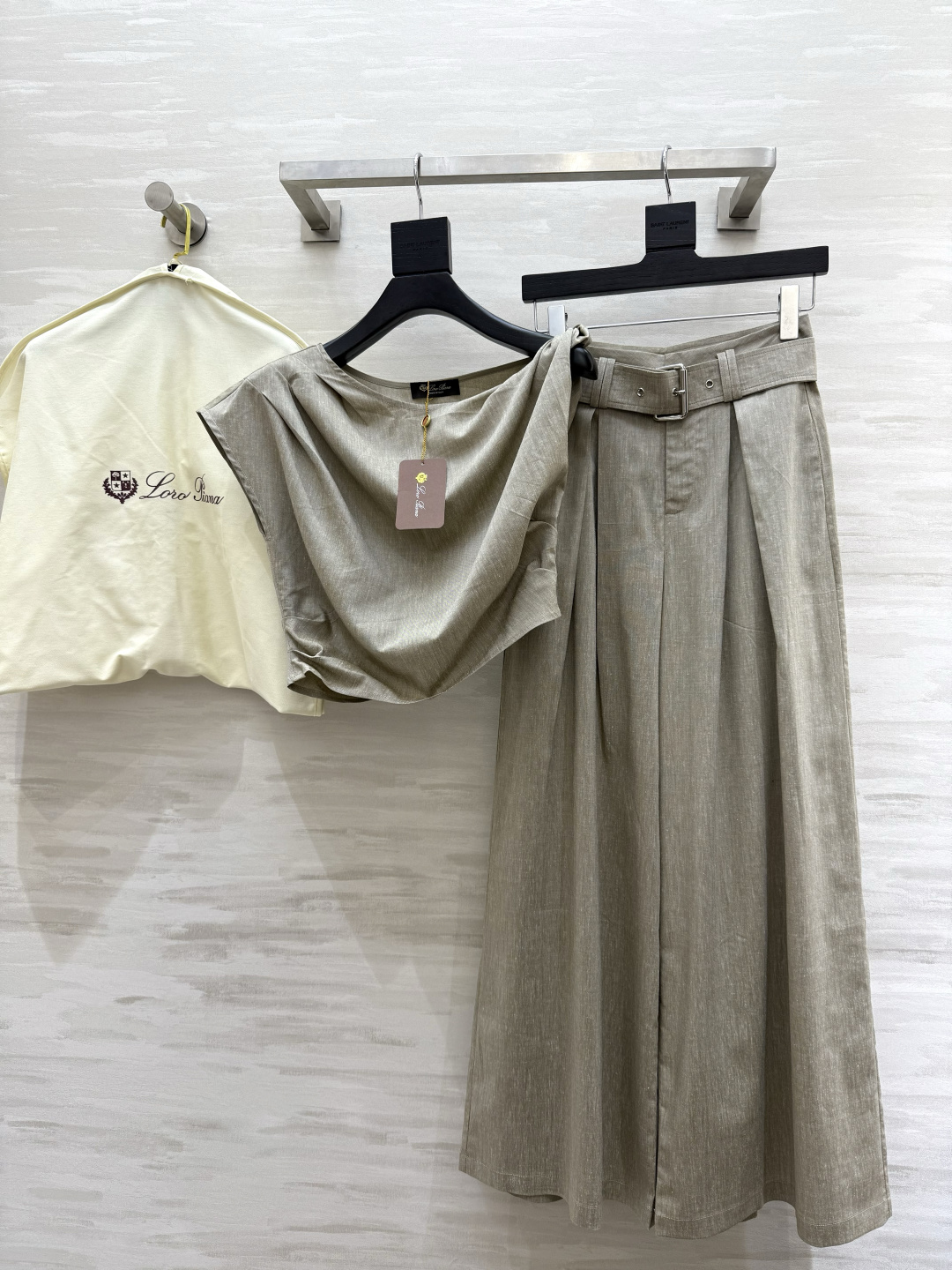 NO:820654,#Loropian old money style slanted shoulder suit Relaxing and high-end coexist, sloping shoulder design is full of sense, high waist and wide leg design elongates the leg line, makes you look taller and slimmer, loose and comfortable pants, suitable for daily commuting or casual occasions, strong drape of fabric, elegant and stylish when walking, high quality customization, available in stock first size S/M/L (S size bust 96, length 45, pants waist 66, trousers length 106), women's clothing, loro piana,19860909#Loropian老钱风斜肩套装 松弛与高级并存 斜肩设计感满满 高腰阔腿设计拉长腿部线条 显高显瘦 裤型宽松舒适 适合日常通勤或休闲场合 面料垂坠感强 走起路来飘逸有型 高品质定制 现货首发sizeS/M/L（s码胸围96,衣长45,裤子腰围66,裤长106）,女装,loro piana,,Women's clothing