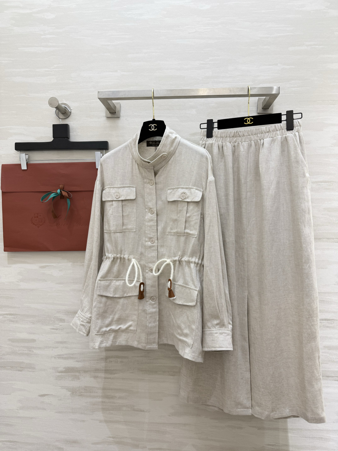NO:820678,Loro Pian linen suit. The stand-up collar work style jacket is cool and sassy. The drawstring at the waist can be retracted or retracted freely. The loose fit is super friendly to all body types. The same-color skirt and elastic waist design are so comfortable that you don’t want to take them off. The drape is amazing. You can walk with wind and show off your leg length. Wearing one set gives you an effortless sense of luxury and relaxation. High-quality customization  Available in stock first size S/M/L/XL (S size shoulder width 52, bust 102, dress length 70, skirt waist 62, skirt length 93), women's clothing, loro piana, skirts, jackets & coats,19860909Loro Pian亚麻套装 立领工装风外套又酷又飒腰间抽绳可盐可甜 收放自如 宽松版型对各种身材超友好 同色系半裙 松紧腰设计 舒服到不想脱下来 垂坠感绝了 走路带风还超显腿长 一套搭配穿出毫不费力的高级感和松弛感 高品质定制 现货首发sizeS/M/L/XL（s码肩宽52,胸围102,衣长70,半裙腰围62,裙长93）,女装,loro piana,skirts,jackets & coats,,Women's clothing
