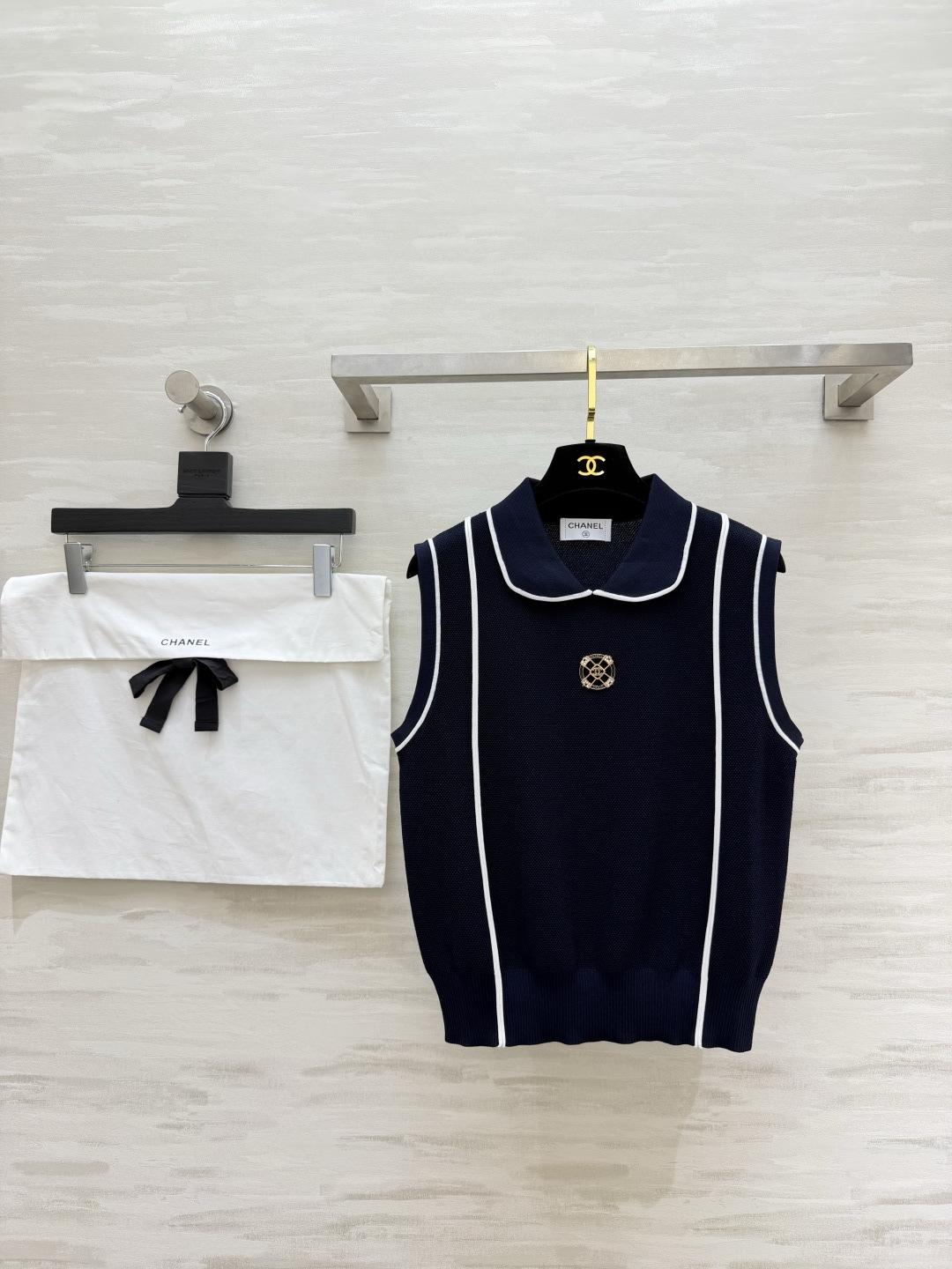 NO:820640,Chane's classic college style vest | white/navy blue two-tone, it will make you look younger!  Doll collar + contrasting lines have just the right balance between elegance and girliness. The exquisite metal badge is the finishing touch. It can easily be worn to give the sense of sight of a South Korean chaebol daughter. High-quality customization. Available in stock first size 36/38/40/42 (size 38 stretch bust 84, length 54), Chanel - Clothing, chanel, chanel,19860909Chane经典学院风马甲 | 白/藏青双色入 减龄感直接拉满！娃娃领+撞色线条 把贵气和少女感平衡得刚刚好 精致金属徽章是点睛之笔 轻松穿出南韩财阀千金的既视感高品质定制 现货首发size36/38/40/42（38码弹力胸围84,衣长54）,香奈儿-服装,chanel,chanel,,Women's clothing