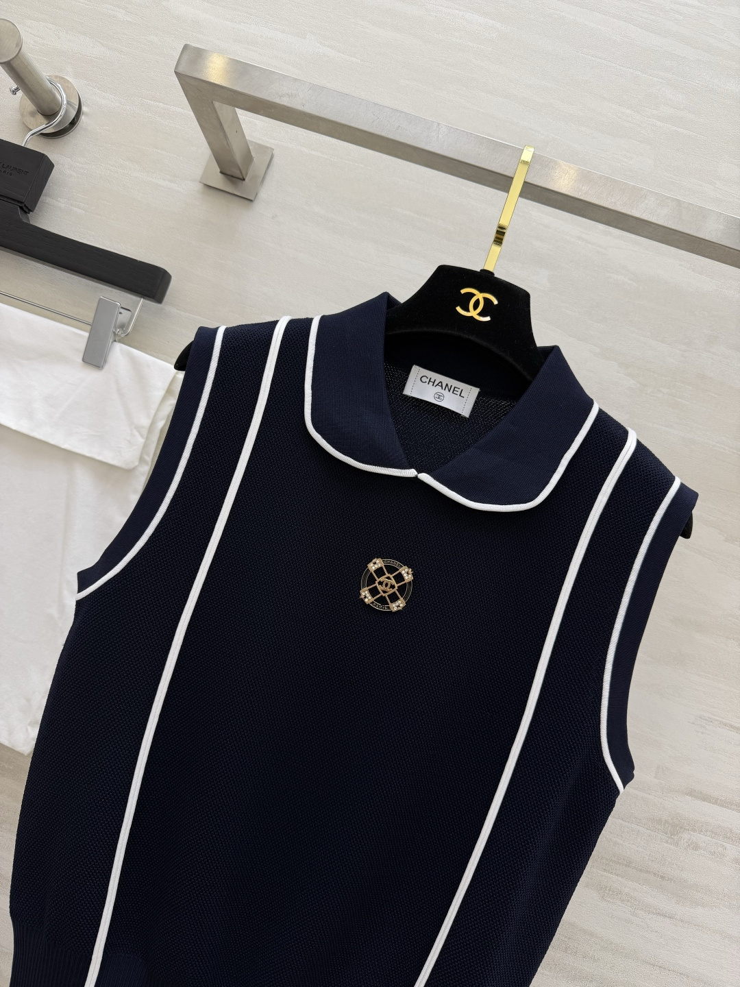 Chane♡²⁶经典学院风马甲 | 白/藏青双色入 减龄感直接拉满！娃娃领+撞色线条 把贵气和少女感平衡
