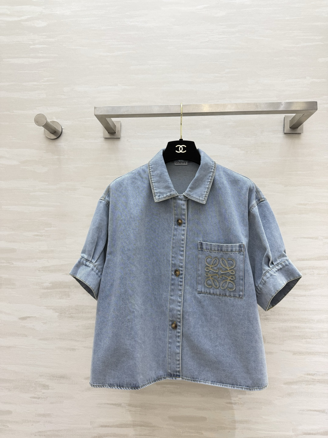NO:820657,| Denim control short-sleeved shirt. Light washed denim blue with built-in relaxation filter. Dropped shoulders + slightly wide version that is not flattering on the figure. The Anagram embroidery on the pocket is low-key and recognizable. The texture of retro buttons is full. It is refreshing to wear alone or layered casually. It can be worn in spring and summer with high quality customization.  Available in stock first size S/M/L (S size shoulder width 47, bust 108, length 53), Loewe-clothing, loewe, shirts, T-shirt,19860909| 牛仔控本命短袖衬衫 浅水洗牛仔蓝自带松弛滤镜 落肩+微阔版型不挑身材 口袋的Anagram刺绣低调又有辨识度 复古扣质感拉满 单穿清爽、叠穿随性,一件承包春夏的松弛感穿搭高品质定制 现货首发sizeS/M/L（s码肩宽47,胸围108,衣长53）,罗意威-服装,loewe,shirts,T-shirt,,Women's clothing