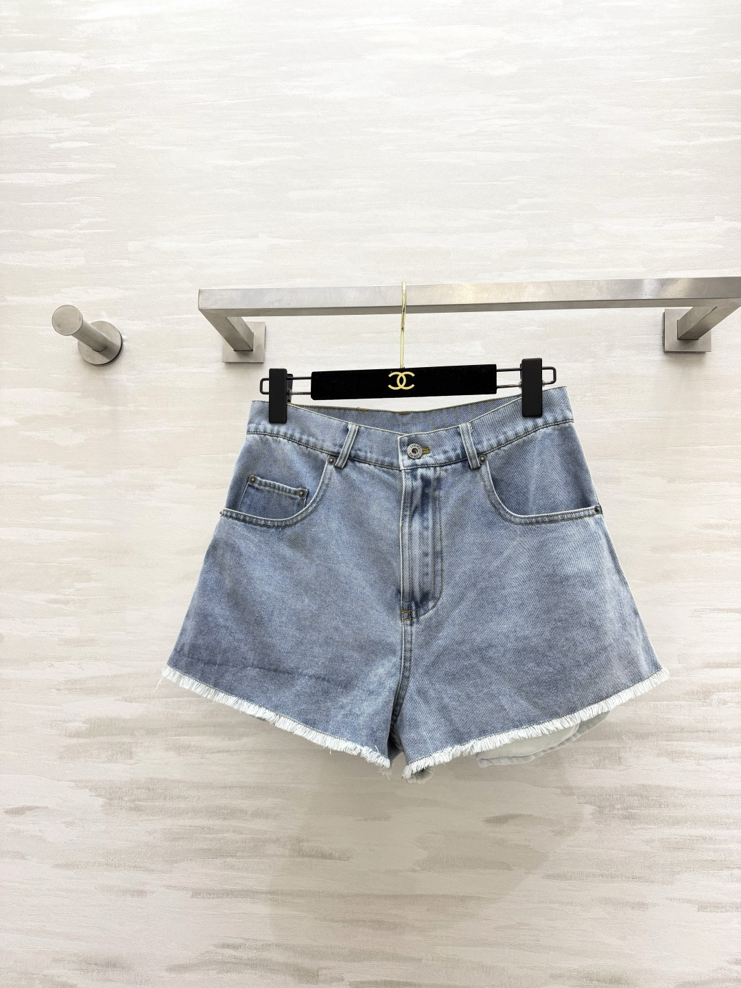 NO:820670,Denim shorts | Just what hot girls need in summer. Light blue washed denim comes with a refreshing filter. High-waisted version that shows long legs. Anagram embroidery on the back pocket. Low-key yet elegant. Raw edge trouser legs. Clean tailoring. High-quality customization for daily/vacation wear. Available in stock first size S/M/L (S size waist 70, hip 94, trouser length 29), Loewe-clothing, loewe, shorts,19860909牛仔短裤｜夏日辣妹刚需款 浅蓝水洗牛仔自带清爽滤镜 高腰版型超显腿长 后袋标志Anagram刺绣 低调又显贵 毛边裤脚 利落剪裁 日常/度假都能穿高品质定制 现货首发sizeS/M/L（s码腰围70,臀围94,裤长29）,罗意威-服装,loewe,shorts,,Women's clothing