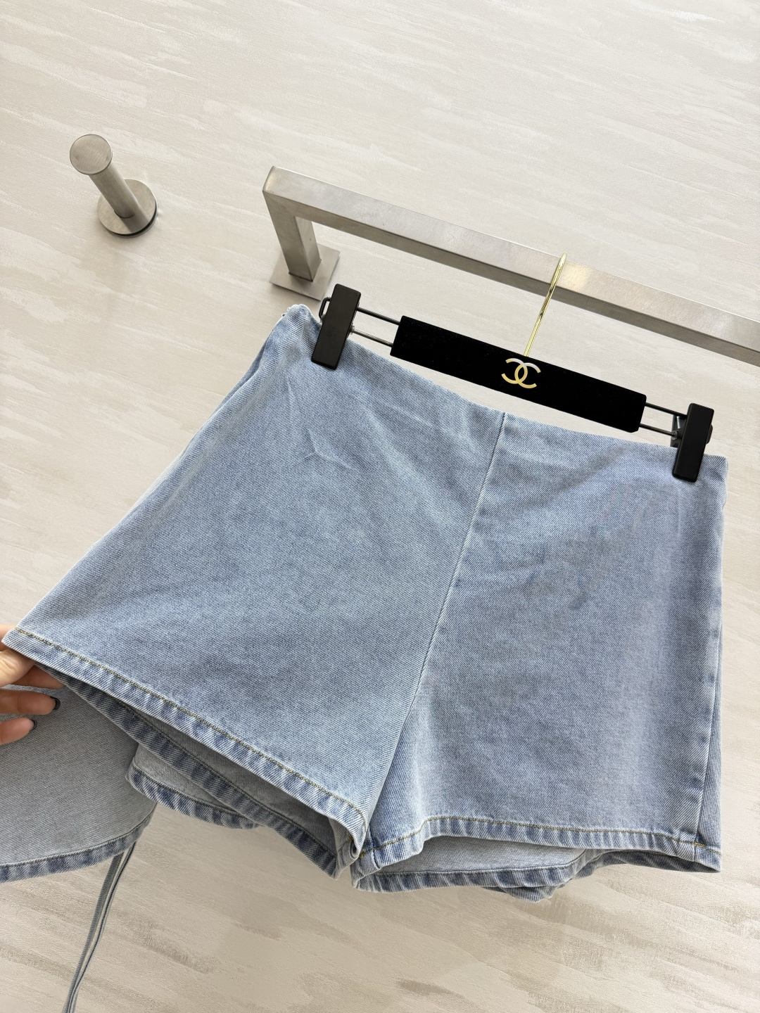 𝐋𝐎𝐄𝐖𝐄牛仔裙裤｜辣妹夏日刚需款 浅蓝水洗牛仔自带清爽滤镜 一片式围裹设计超显腿长 腰头经典金属扣是点