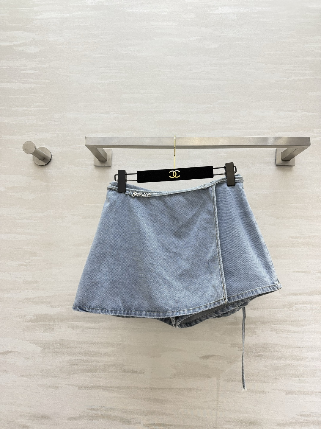 NO:820682,Denim culottes | What hot girls need in summer. Light blue washed denim comes with a refreshing filter. One-piece wrap design shows leg length. The classic metal buckle at the waist is the finishing touch. Low-key yet elegant. Anti-exposure shorts lining. Can be worn daily/on vacation. High-quality customization. Available in stock first size S/M/L (S size waist 70, hip 90, trouser length 29), Loewe-clothing, loewe, skirts, shorts,19860909牛仔裙裤｜辣妹夏日刚需款 浅蓝水洗牛仔自带清爽滤镜 一片式围裹设计超显腿长 腰头经典金属扣是点睛之笔 低调又显贵 防走光短裤内衬 日常/度假都能穿 高品质定制 现货首发sizeS/M/L（s码腰围70,臀围90,裤长29）,罗意威-服装,loewe,skirts,shorts,,Women's clothing