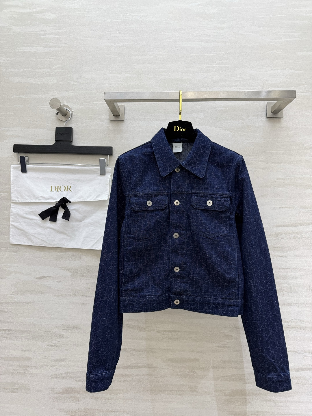 NO:820639,| Oblique presbyopic denim jacket. Dark indigo denim comes with retro high-end filters. The short cut optimizes the proportions. The all-over presbyopic print is low-key and recognizable. The silver buckle details are full of texture. The silhouette is neat and not flattering. It looks noble when worn alone or layered. The hard currency of the wardrobe is high-quality customization. Available in stock first size S/M/L (S size shoulder width 42, bust 94, length 48), Dior-clothing, dior, jackets & coats,19860909| Oblique老花牛仔夹克 深靛蓝牛仔自带复古高级滤镜 短款剪裁优化比例 满印老花低调又有辨识度 银扣细节质感拉满 版型利落不挑身材 单穿叠穿都显贵 衣橱的硬通货高品质定制 现货首发sizeS/M/L（s码肩宽42,胸围94,衣长48）,迪奥-服装,dior,jackets & coats,,Women's clothing