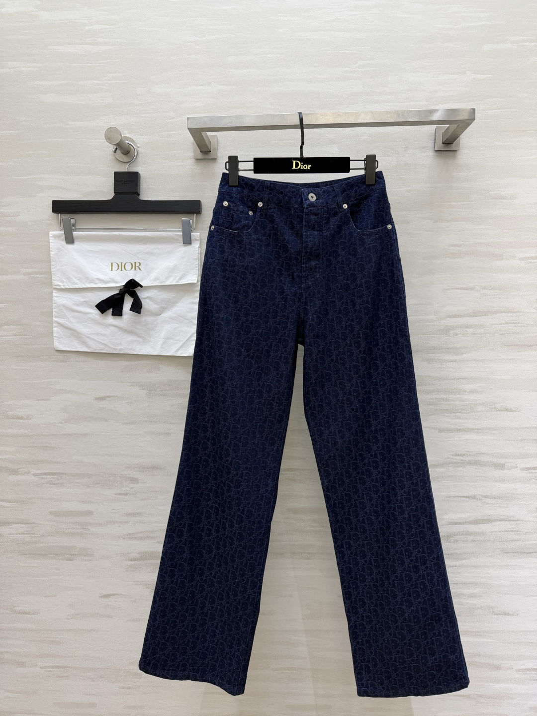 NO:820647,| Oblique presbyopic wide-leg jeans. Dark indigo washed denim comes with a retro filter. Fully printed dark patterns, low-key and elegant. High-waisted wide-leg version. Easily wears supermodel long legs. It hides the flesh and looks slim. The soft and stylish fabric has a full drape on the upper body. Walking with wind. High-quality customization. Ready-made first size S/M/L (S size waist 68, hip 94, trouser length 104), Dior-clothing, dior, jeans,19860909| Oblique老花阔腿牛仔裤 深靛蓝水洗牛仔自带复古滤镜 满印暗纹低调显贵 高腰阔腿版型 轻松穿出超模大长腿 藏肉又显瘦c软而有型的面料 上身垂坠感拉满 走路都带风高品质定制 现货首发sizeS/M/L（s码腰围68,臀围94,裤长104）,迪奥-服装,dior,jeans,,Women's clothing