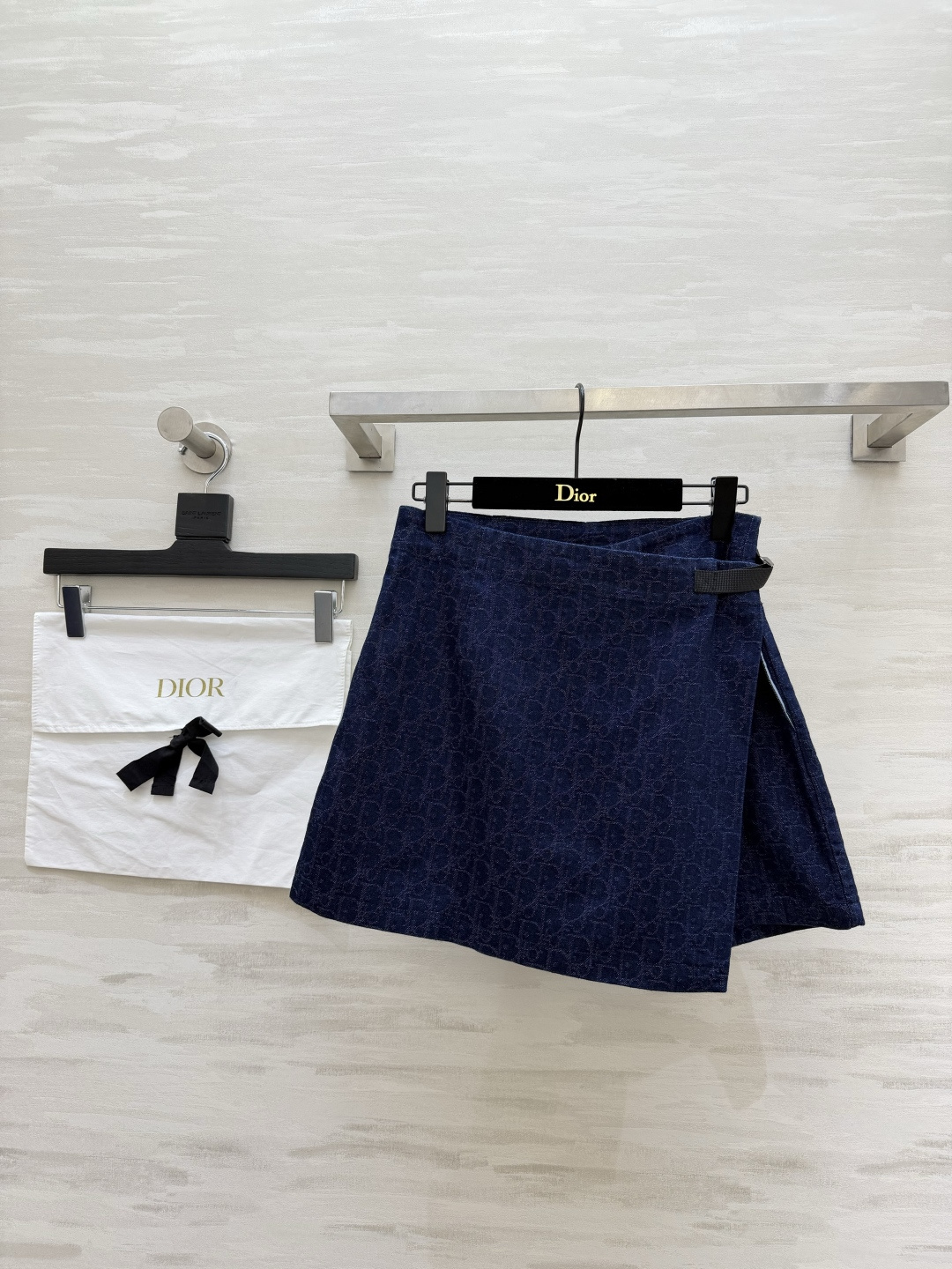 NO:834087,| Oblique presbyopic denim culottes. Dark indigo denim comes with a retro filter. All-over dark patterns are low-key and elegant. One-piece wrap design. It is both a short skirt and anti-exposure shorts. The high-waisted version can easily elongate the leg line. It hides the flesh and makes you look slimmer. You can walk with style. High-quality customization. Ready-made first size S/M/L (S size waist 68, hip 92, trouser length 38), skirts, shorts,19860909| Oblique老花牛仔裙裤 深靛蓝牛仔自带复古滤镜 满印暗纹低调显贵 一片式围裹设计 既是短裙也是防走光短裤 高腰版型轻松拉长腿线 藏肉又显瘦 走路都带风高品质定制 现货首发sizeS/M/L（s码腰围68,臀围92,裤长38）,,skirts,shorts,,Women's clothing