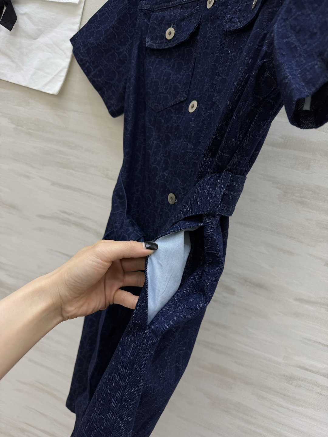 𝐃𝐈𝐎𝐑 | Oblique老花收腰牛仔连衣裙 深靛蓝牛仔自带复古滤镜 满印暗纹低调显贵 衬衫领 腰带收