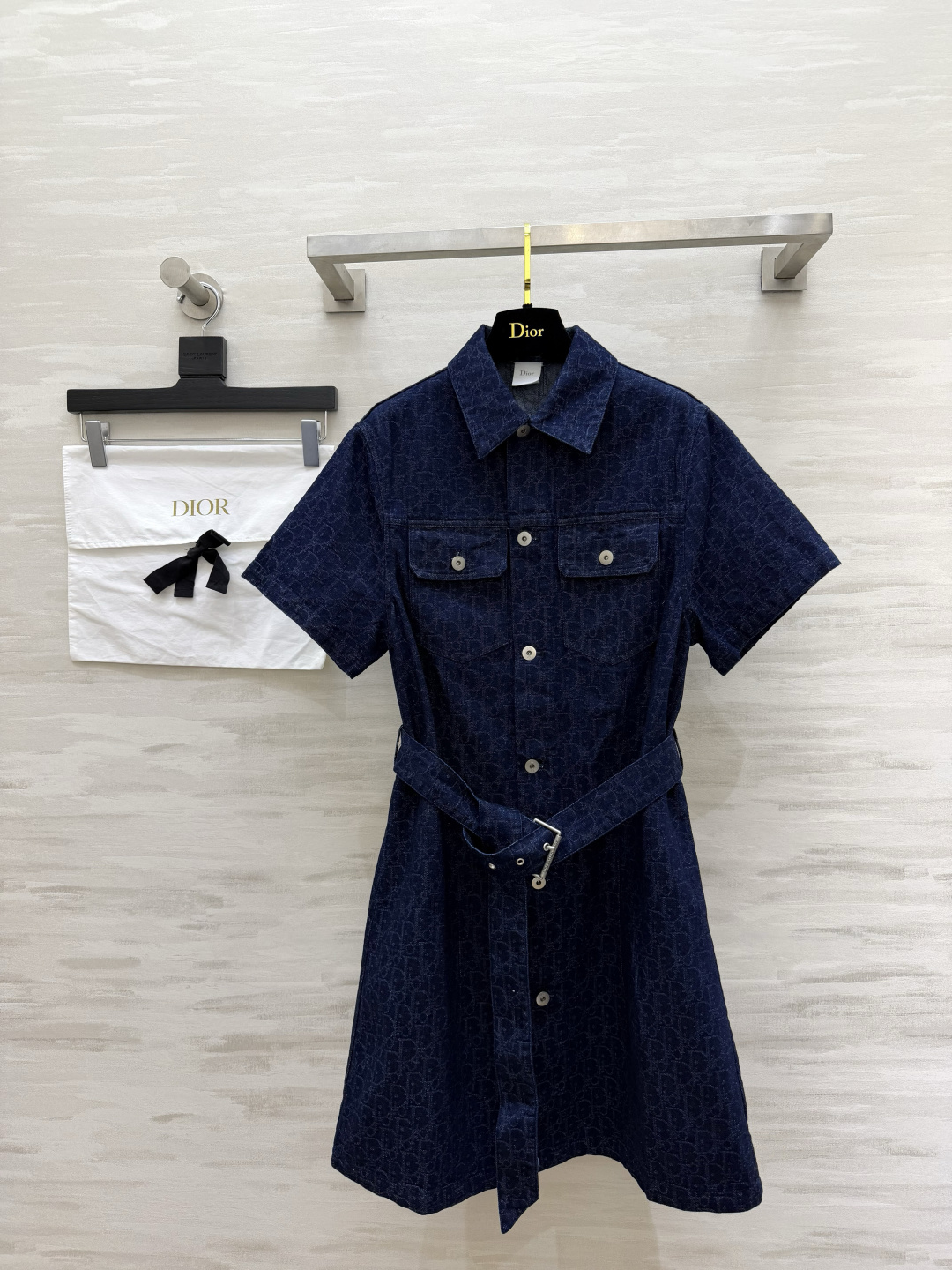 NO:834099,| Oblique presbyopic waisted denim dress. Dark indigo denim comes with a retro filter. All-over dark patterns are low-key and elegant. Shirt collar. Belt waist design. Easily outline the waistline and change the proportion in seconds. Crisp fabric with neat tailoring. Both workwear and elegance. Can be worn for daily commuting and dating. High-quality customization. Available in stock first size S/M/L (S size shoulder width 42, bust 94, skirt length 63), skirts, shirts,19860909| Oblique老花收腰牛仔连衣裙 深靛蓝牛仔自带复古滤镜 满印暗纹低调显贵 衬衫领 腰带收腰设计 轻松勾勒腰线 秒变三七分比例 挺括面料利落剪裁 兼具工装感与优雅感 日常通勤、约会都能穿高品质定制 现货首发sizeS/M/L（s码肩宽42,胸围94,裙长63）,,skirts,shirts,,Women's clothing