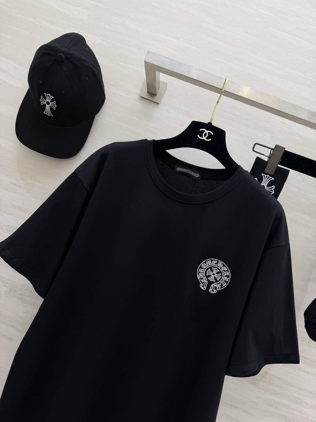 克罗心经典十字架系列（三件套）oversizeT恤+棒球帽+同标中筒袜一套配齐，轻松拿捏松弛街头感！质感