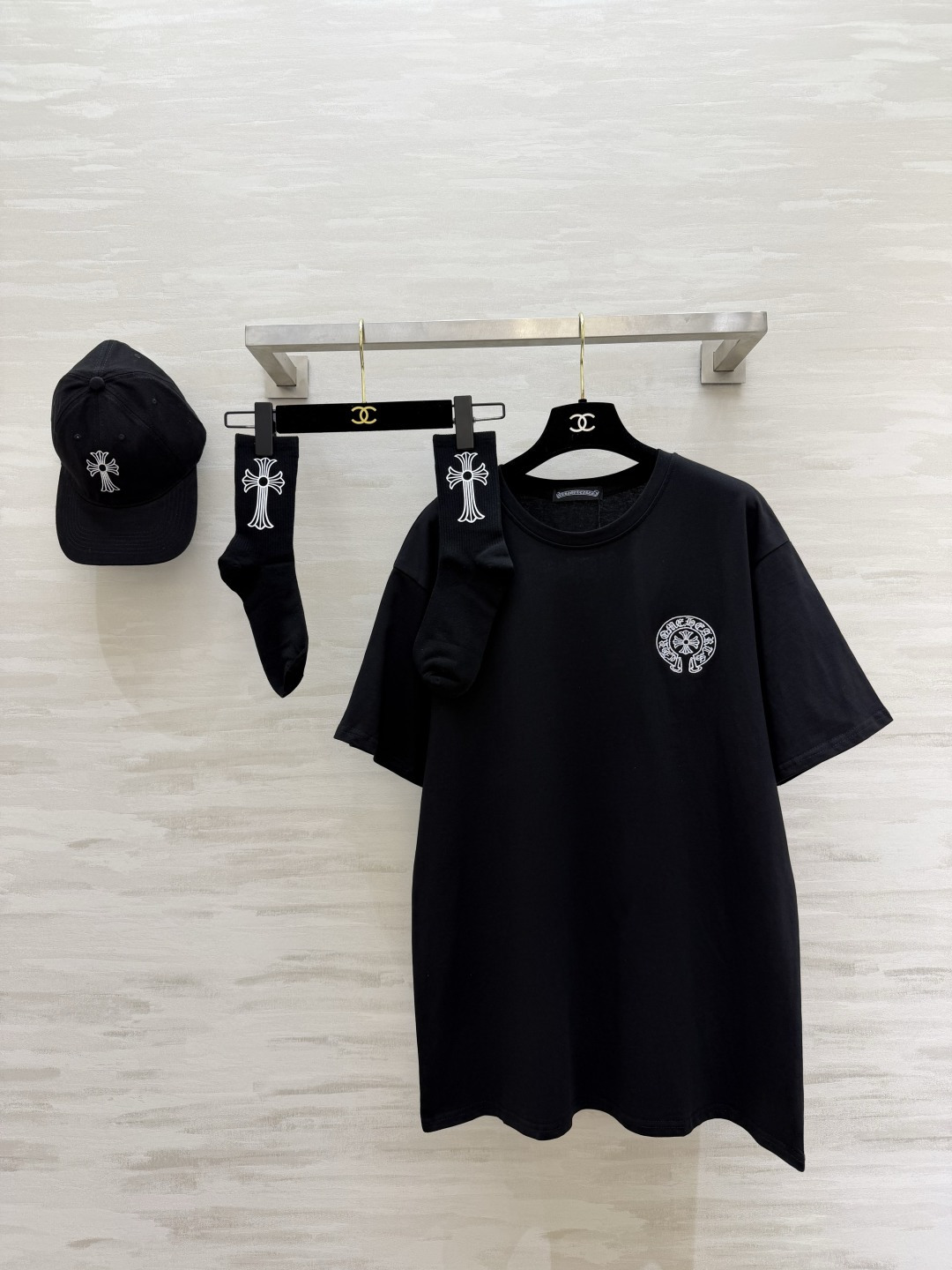 NO:821038,Crow Heart Classic Cross Series (three-piece set) oversize T-shirt + baseball cap + mid-calf socks of the same standard, a complete set, easy to create a relaxed street feel!  Textured embroidery + soft and waxy fabric, suitable for daily use and going out on the street!  High-quality customization, available in stock first size S/M/L (S size shoulder width: 52, bust: 112, length: 75), Chrome Hearts-clothing, versace, chrome hearts, tees, t-shirt, hats,19860909克罗心经典十字架系列（三件套） oversizeT恤+棒球帽+同标中筒袜 一套配齐,轻松拿捏松弛街头感！ 质感刺绣+软糯面料,日常/出街都适配！ 高品质定制 现货首发sizeS/M/L（s码肩宽:52,胸围:112,衣长:75）,克罗心-服装,versace,chrome hearts,tees，t-shirt,hats,,Women's clothing