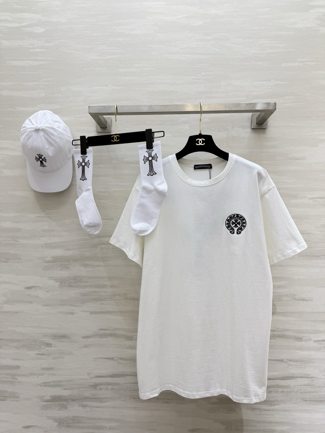 NO:821042,Crow Heart Classic Cross Series (three-piece set) oversize T-shirt + baseball cap + mid-calf socks of the same standard, a complete set, easy to create a relaxed street feel!  Textured embroidery + soft and waxy fabric, suitable for daily use and going out on the street!  High-quality customization, available in stock first size S/M/L (S size shoulder width: 52, bust: 112, length: 75), Chrome Hearts-clothing, versace, chrome hearts, tees, t-shirt, hats,19860909克罗心经典十字架系列（三件套） oversizeT恤+棒球帽+同标中筒袜 一套配齐,轻松拿捏松弛街头感！ 质感刺绣+软糯面料,日常/出街都适配！ 高品质定制 现货首发sizeS/M/L（s码肩宽:52,胸围:112,衣长:75）,克罗心-服装,versace,chrome hearts,tees，t-shirt,hats,,Women's clothing