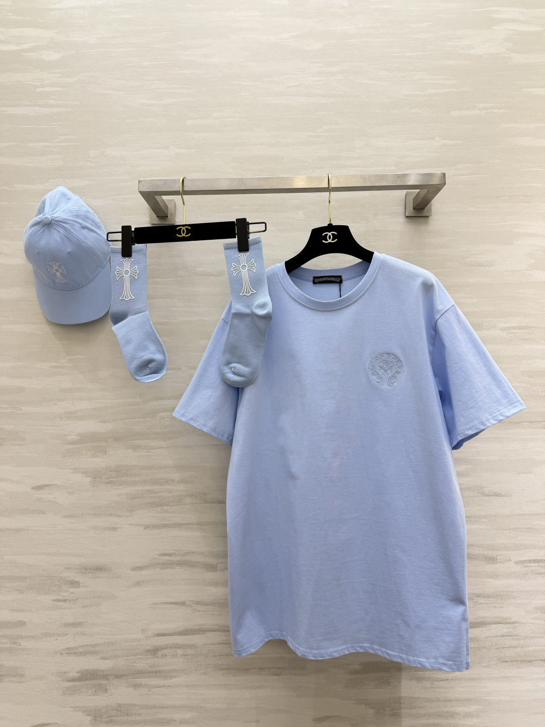 NO:821027,Crow Heart Classic Cross Series (three-piece set) oversize T-shirt + baseball cap + mid-calf socks of the same standard, a complete set, easy to create a relaxed street feel!  Textured embroidery + soft and waxy fabric, suitable for daily use and going out on the street!  High-quality customization, available in stock first size S/M/L (S size shoulder width: 52, bust: 112, length: 75), Chrome Hearts-clothing, versace, chrome hearts, tees, t-shirt, hats,19860909克罗心经典十字架系列（三件套） oversizeT恤+棒球帽+同标中筒袜 一套配齐,轻松拿捏松弛街头感！ 质感刺绣+软糯面料,日常/出街都适配！ 高品质定制 现货首发sizeS/M/L（s码肩宽:52,胸围:112,衣长:75）,克罗心-服装,versace,chrome hearts,tees，t-shirt,hats,,Women's clothing