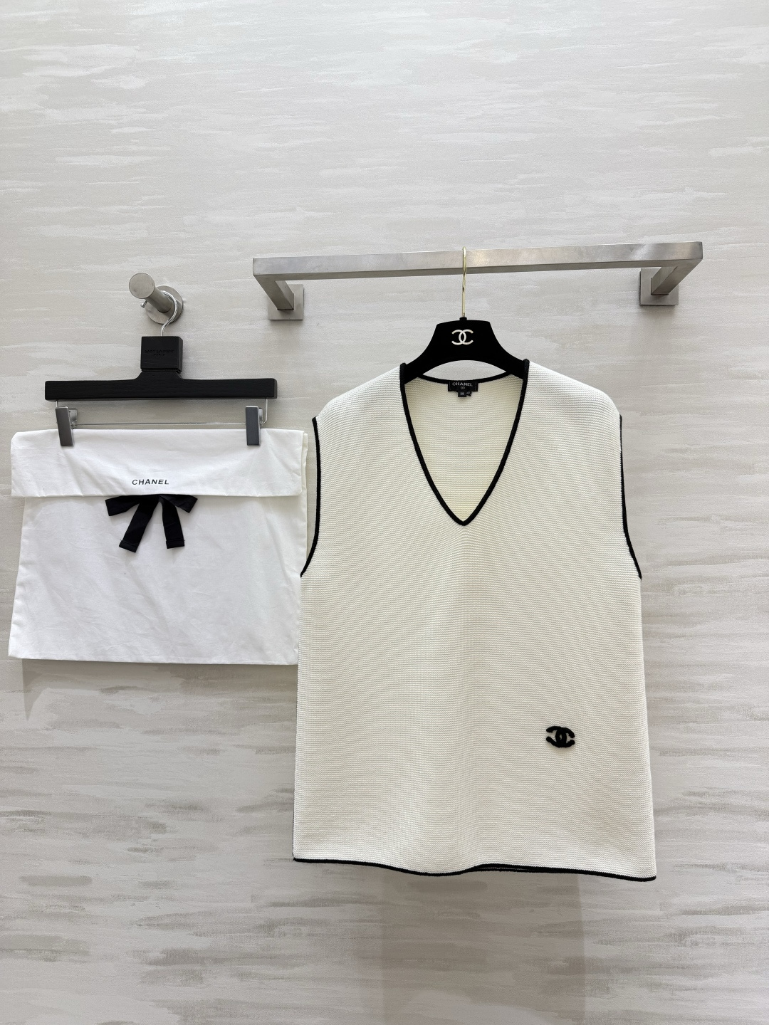 NO:821034,#ChaneP V-neck knitted vest. The timeless French high-end classic black and white contrasting V-neck design modifies the shoulder and neck lines. It is easy to wear at right angles. Double C embroidery is low-key and noble. Full of details. Soft and waxy knitted fabric. The upper body is comfortable and textured. It is perfect for commuting with shirts and casual T-shirts!  High-quality customization, available in stock, size 36/38/40 (), Chanel-clothing, chanel, chanel, shirts, tees, t-shirt,19860909#ChaneP V领针织马甲 永不过时的法式高级感经典黑白撞色 V领设计修饰肩颈线条 轻松穿出直角肩 双C刺绣低调又显贵 细节拉满 软糯针织面料 上身舒适又有质感 通勤搭衬衫、休闲配T恤都超绝！高品质定制 现货首发size36/38/40（）,香奈儿-服装,chanel,chanel,shirts,tees，t-shirt,,Women's clothing