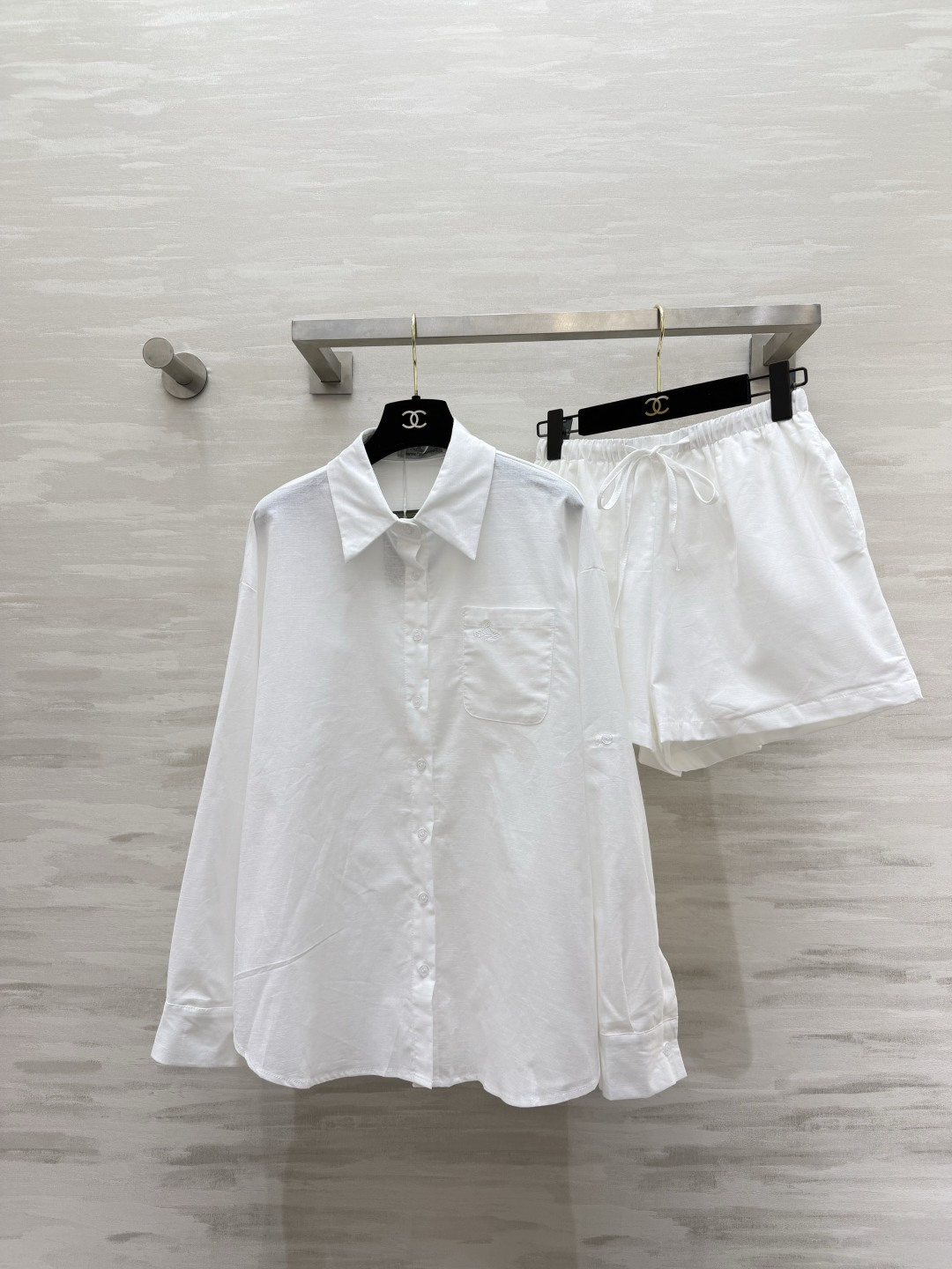 NO:821030,Vivienne Westwood/West Queen Mother's Summer White Moonlight Suit is now online. Oversize white shirt + drawstring shorts. The complete set has a sense of relaxation. It can be worn at the beach/daily/at home. The shirt can be worn alone or as a sun protection jacket. The drapey fabric is breathable and comfortable. It can be worn effortlessly to give a cool oxygen feeling, and the photos are beyond photos!  High-quality customization, available in stock first size S/M/L (M size shoulder width 54, chest 116, length 70, elastic waist 66, trouser length 33), women's clothing, versace, shorts, jackets & coats, shirts,19860909Vivienne Westwood/西太后 夏日白月光套装 上线oversize白衬衫+抽绳短裤 一整套自带松弛感 海边/日常/居家都能穿 衬衫可单穿可当防晒外套 垂感面料透气又舒服 不费力就能穿出清冷氧气感,拍照超出片！高品质定制 现货首发sizeS/M/L（M码肩宽54,胸围116,衣长70,裤子松紧腰围66,裤长33）,女装,versace,shorts,jackets & coats,shirts,,Women's clothing