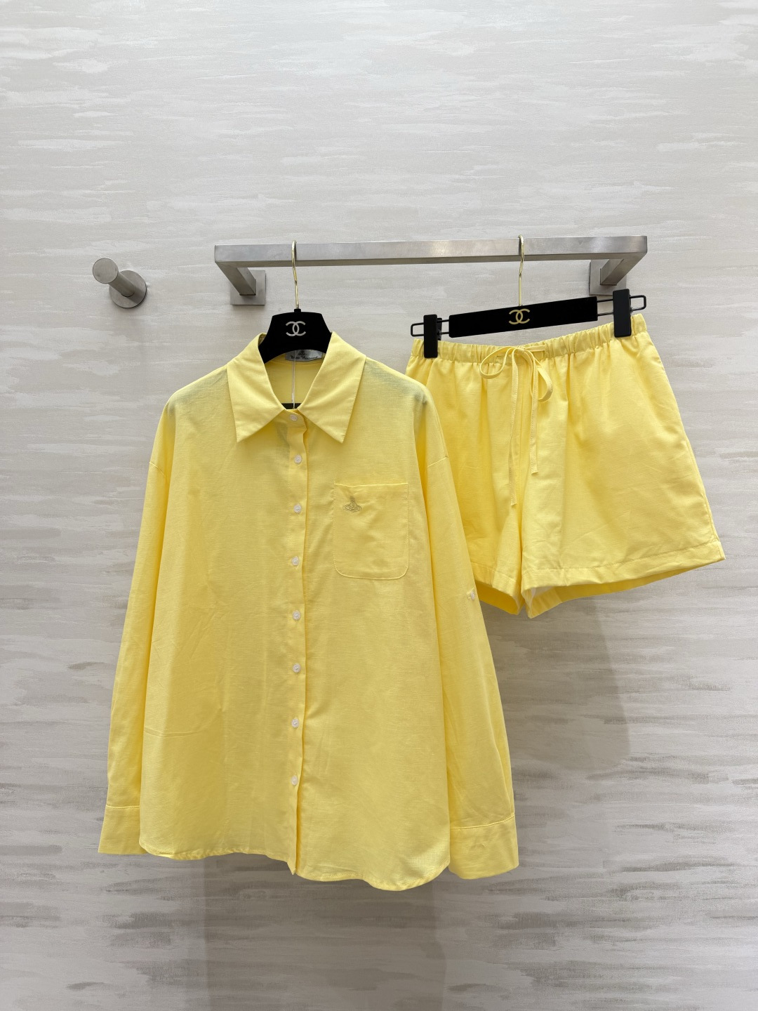 NO:834621,Vivienne Westwood/West Queen Mother's Summer White Moonlight Suit is now online. Oversize white shirt + drawstring shorts. The complete set has a sense of relaxation. It can be worn at the beach/daily/at home. The shirt can be worn alone or as a sun protection jacket. The drapey fabric is breathable and comfortable. It can be worn effortlessly to give a cool oxygen feeling, and the photos are beyond photos!  High-quality customization, available in stock first size S/M/L (M size shoulder width 54, chest 116, length 70, elastic waist 66, trouser length 33), versace, shorts, jackets & coats, shirts,19860909Vivienne Westwood/西太后 夏日白月光套装 上线oversize白衬衫+抽绳短裤 一整套自带松弛感 海边/日常/居家都能穿 衬衫可单穿可当防晒外套 垂感面料透气又舒服 不费力就能穿出清冷氧气感,拍照超出片！高品质定制 现货首发sizeS/M/L（M码肩宽54,胸围116,衣长70,裤子松紧腰围66,裤长33）,,versace,shorts,jackets & coats,shirts,,Women's clothing