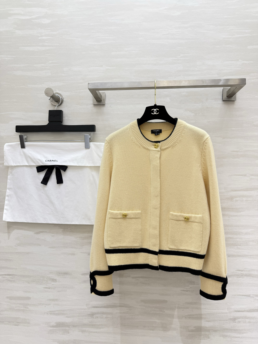 NO:821023,Classic beige and black contrasting color Chane cardigan. Creamy apricot color with soft light filter, gentle to the core. Black gold piping + metal double C buckle, details full of high-end feel. Soft and skin-friendly fabric, the upper body is gentle and noble. High-quality customization. Available in stock first size 36/38/40 (), Chanel-clothing, chanel, chanel,19860909经典米黑撞色 Chane开衫 自带柔光滤镜的奶杏色,温柔到骨子里 黑金滚边+金属双C扣,细节拉满高级感 软糯亲肤面料,上身温柔又显贵 高品质定制 现货首发size36/38/40（）,香奈儿-服装,chanel,chanel,,Women's clothing