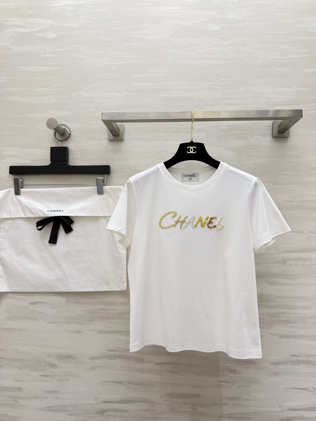 NO:821005,Chane Ceiling | Sequin T-shirt. Available in white/milk tea colors, gentle and noble. Handmade beading + sequin embroidery logo, details so delicate that they shine. Soft and skin-friendly cotton-like fabric, the upper body is slim and comfortable. Perfect to wear alone or inside, easy to create a sophisticated everyday feel. High-quality customization. Available in stock first size 36/38/40 (), Chanel-clothing, chanel, chanel, tees, t-shirt,19860909Chane天花板｜珠片字母T恤 白/奶茶双色可选,温柔又显贵 手工钉珠+亮片刺绣logo,细节精致到发光 软糯亲肤的棉感面料,上身显瘦又舒服 单穿/内搭都很绝,轻松拿捏精致日常感 高品质定制 现货首发size36/38/40（）,香奈儿-服装,chanel,chanel,tees，t-shirt,,Women's clothing