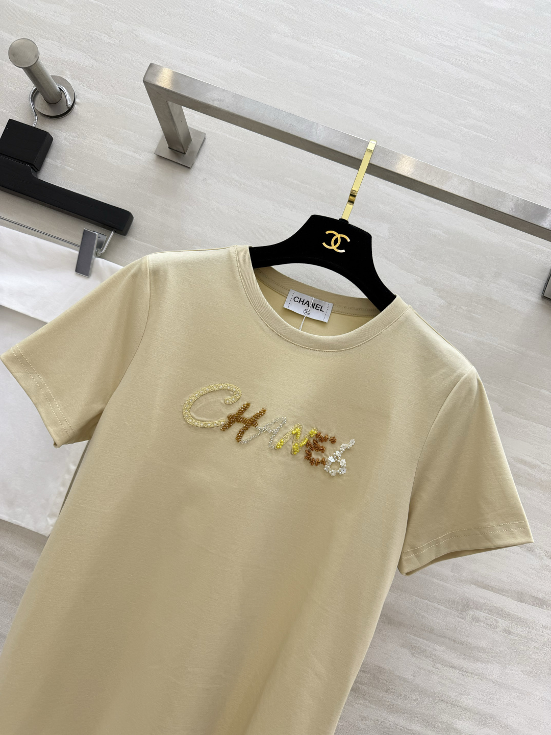 ✨ Chane♡²⁶天花板｜珠片字母T恤白/奶茶双色可选，温柔又显贵手工钉珠+亮片刺绣logo，细节精致