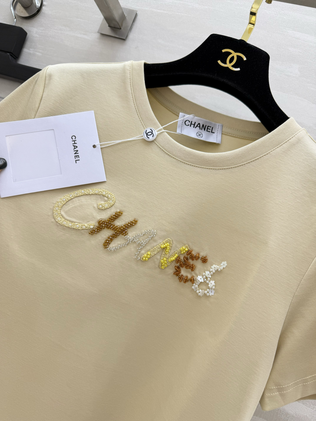 ✨ Chane♡²⁶天花板｜珠片字母T恤白/奶茶双色可选，温柔又显贵手工钉珠+亮片刺绣logo，细节精致