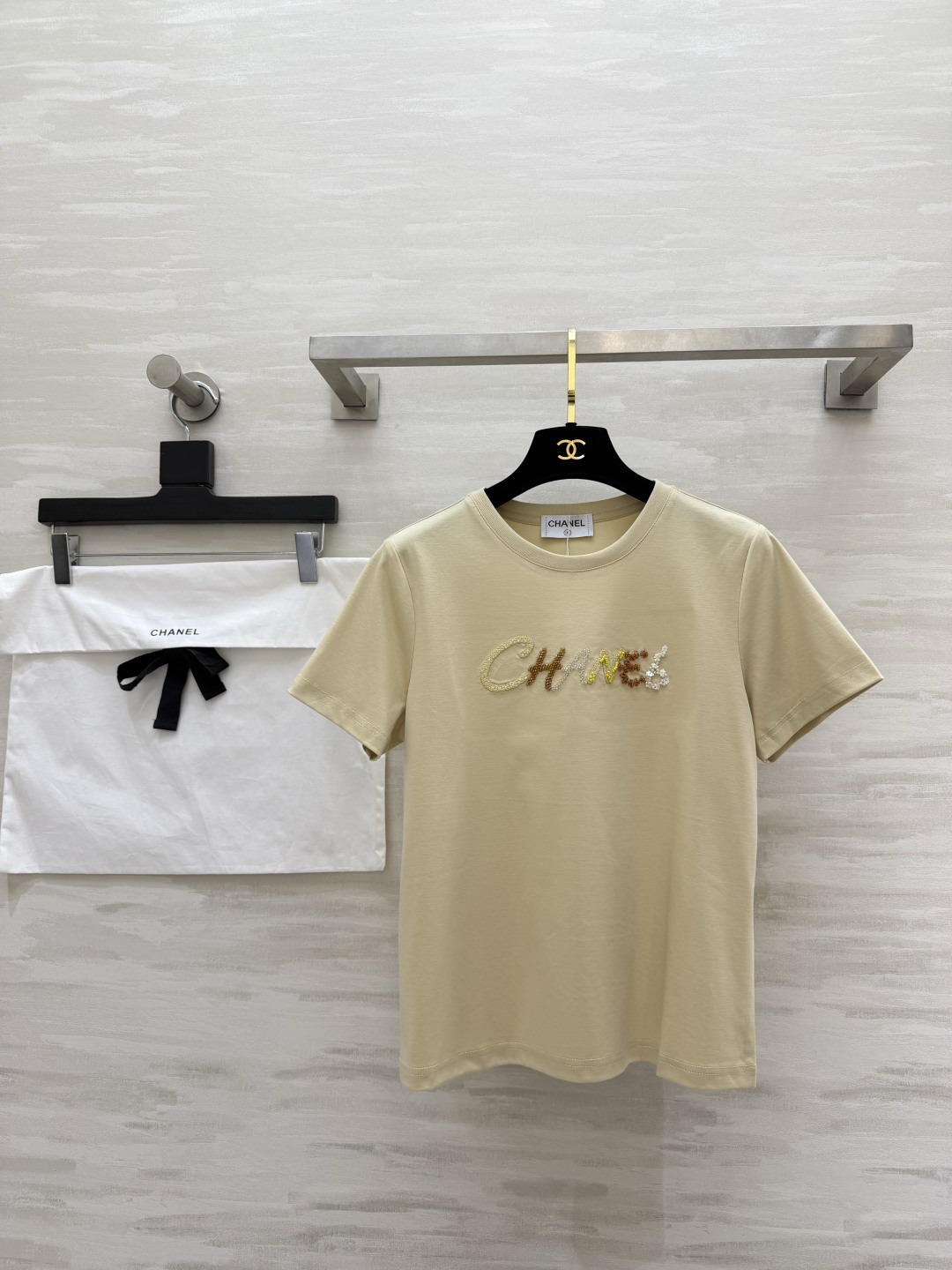 NO:821011,Chane Ceiling | Sequin T-shirt. Available in white/milk tea colors, gentle and noble. Handmade beading + sequin embroidery logo, details so delicate that they shine. Soft and skin-friendly cotton-like fabric, the upper body is slim and comfortable. Perfect to wear alone or inside, easy to create a sophisticated everyday feel. High-quality customization. Available in stock first size 36/38/40 (), Chanel-clothing, chanel, chanel, tees, t-shirt,19860909Chane天花板｜珠片字母T恤 白/奶茶双色可选,温柔又显贵 手工钉珠+亮片刺绣logo,细节精致到发光 软糯亲肤的棉感面料,上身显瘦又舒服 单穿/内搭都很绝,轻松拿捏精致日常感 高品质定制 现货首发size36/38/40（）,香奈儿-服装,chanel,chanel,tees，t-shirt,,Women's clothing