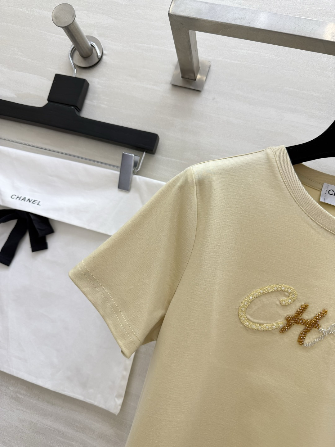 ✨ Chane♡²⁶天花板｜珠片字母T恤白/奶茶双色可选，温柔又显贵手工钉珠+亮片刺绣logo，细节精致