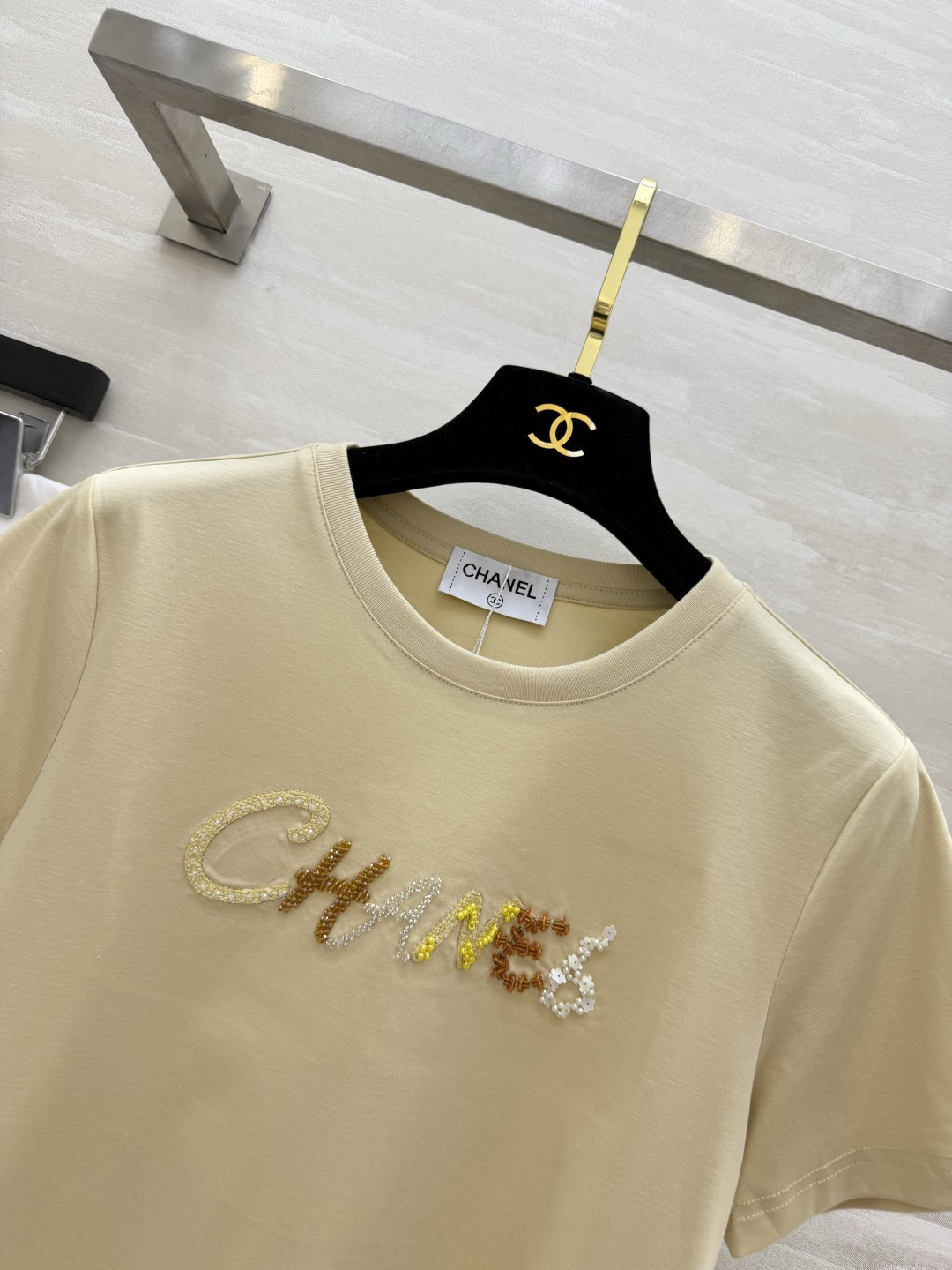 ✨ Chane♡²⁶天花板｜珠片字母T恤白/奶茶双色可选，温柔又显贵手工钉珠+亮片刺绣logo，细节精致