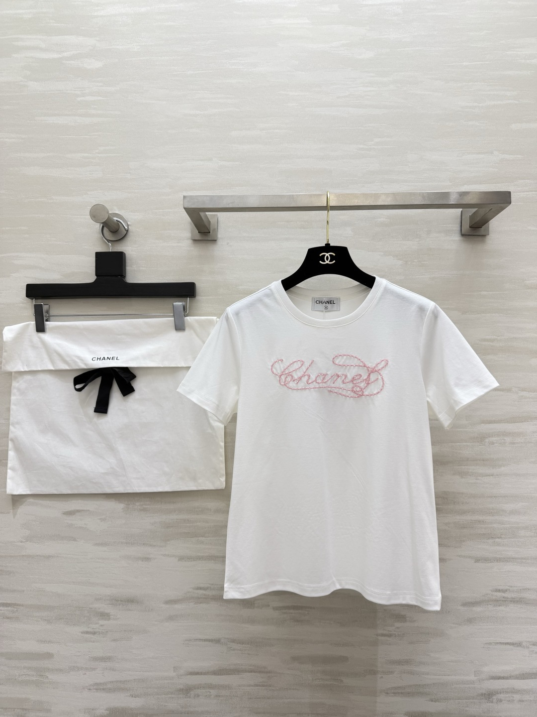 NO:820999,Chane pink and white embroidered fragrance T-shirt. Gentleness and high-end coexistence. Versatile for daily use, refreshing all summer. Effortless sophistication. High-quality customization. Available in stock first size 36/38/40 (shoulder width 37, bust 96, length 57), Chanel - clothing, chanel, chanel, tees, t-shirt,19860909Chane粉白刺绣香风T恤 温柔与高级感并存 日常百搭,清爽一整个夏天 不费力的精致千金感 高品质定制 现货首发size36/38/40（36码肩宽37,胸围96,衣长57）,香奈儿-服装,chanel,chanel,tees，t-shirt,,Women's clothing