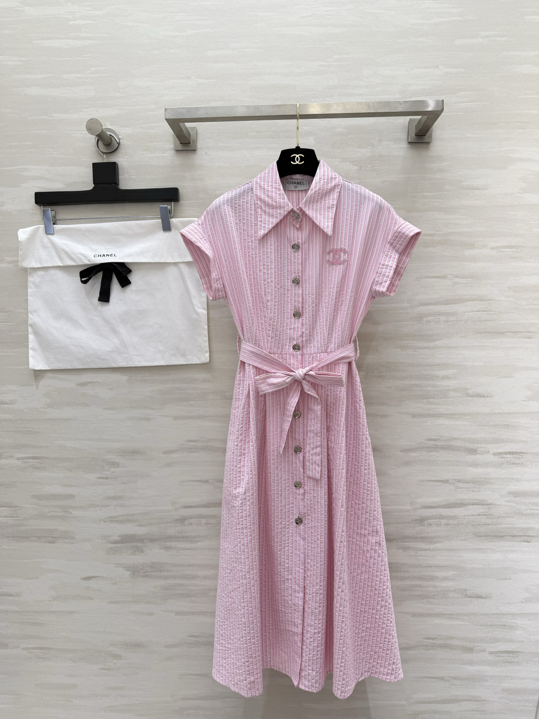 NO:821016,Chane striped shirt dress welds relaxation and sophistication to the body. The bubble texture fabric has a sense of breathing. The waist tie can adjust the waist with one click. Single-row metal buckles + diamond double C, ecstasy in details. It is gentle to the bone for daily commuting/date wear. High-quality customization  Available now, size 36/38/40 (36 size bust 86, waist 68, skirt length 111), Chanel-clothing, chanel, chanel, skirts, shirts,19860909Chane条纹衬衫裙 把松弛感和精致感焊在身上 泡泡肌理面料自带呼吸感 收腰系带一键拿捏小蛮腰 单排金属扣+闪钻双C,细节控狂喜 日常通勤/约会穿都温柔到骨子里 高品质定制 现货首发size36/38/40（36码胸围86,腰围68,裙长111）,香奈儿-服装,chanel,chanel,skirts,shirts,,Women's clothing