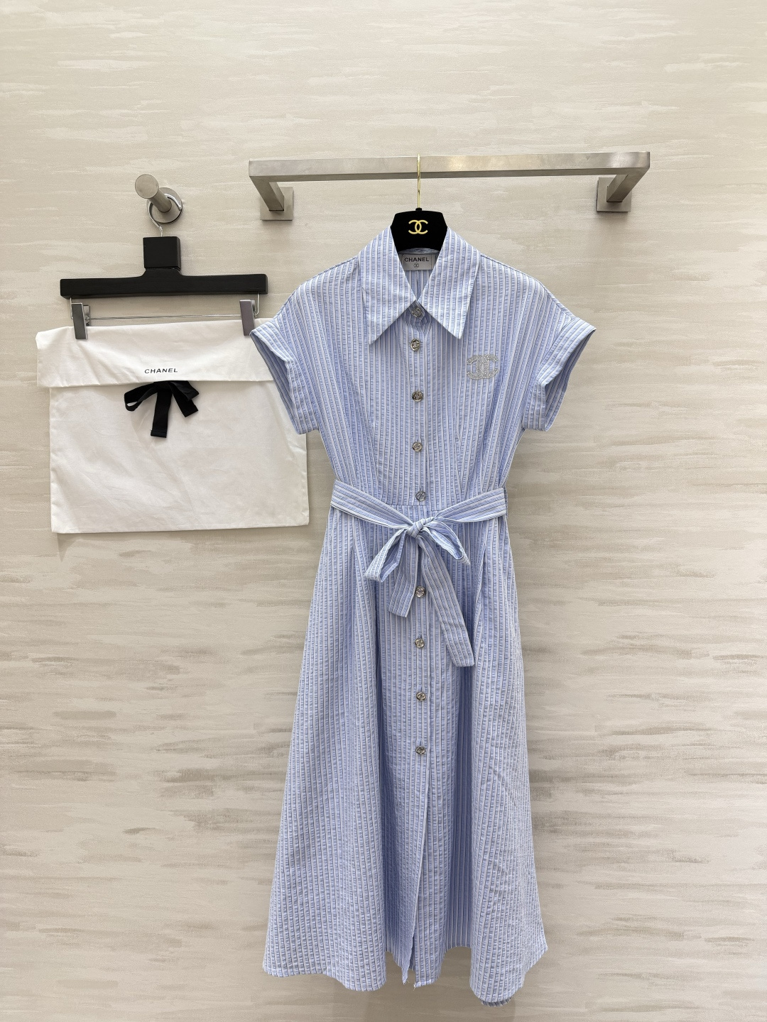 NO:821022,Chane striped shirt dress welds relaxation and sophistication to the body. The bubble texture fabric has a sense of breathing. The waist tie can adjust the waist with one click. Single-row metal buckles + diamond double C, ecstasy in details. It is gentle to the bone for daily commuting/date wear. High-quality customization  Available now, size 36/38/40 (36 size bust 86, waist 68, skirt length 111), Chanel-clothing, chanel, chanel, skirts, shirts,19860909Chane条纹衬衫裙 把松弛感和精致感焊在身上 泡泡肌理面料自带呼吸感 收腰系带一键拿捏小蛮腰 单排金属扣+闪钻双C,细节控狂喜 日常通勤/约会穿都温柔到骨子里 高品质定制 现货首发size36/38/40（36码胸围86,腰围68,裙长111）,香奈儿-服装,chanel,chanel,skirts,shirts,,Women's clothing