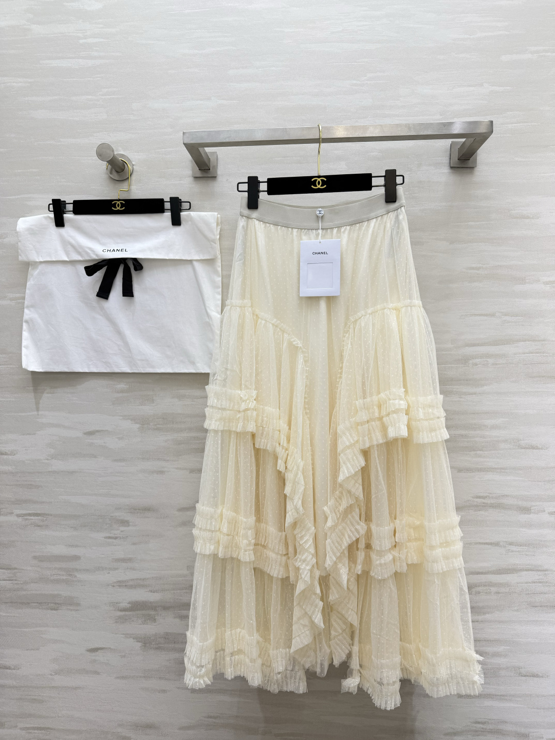 NO:821004,#Chane polka-dot mesh cake skirt with layers of ruffles and comes with a soft light filter. Off-white is gentle and black is slimming. Both colors are so beautiful!  Super atmospheric for dating and daily wear. Gentle and noble. High-quality customization. Available in stock first size S/M/L (S size elastic waist 62, skirt length 91), Chanel-clothing, chanel, chanel, skirts,19860909#Chane波点网纱蛋糕半裙 层层荷叶边 自带柔光滤镜 米白温柔 黑色显瘦 两种颜色都美到心巴！约会/日常穿都超有氛围感 温柔又贵气 高品质定制 现货首发sizeS/M/L（s码弹力腰围62,裙长91）,香奈儿-服装,chanel,chanel,skirts,,Women's clothing