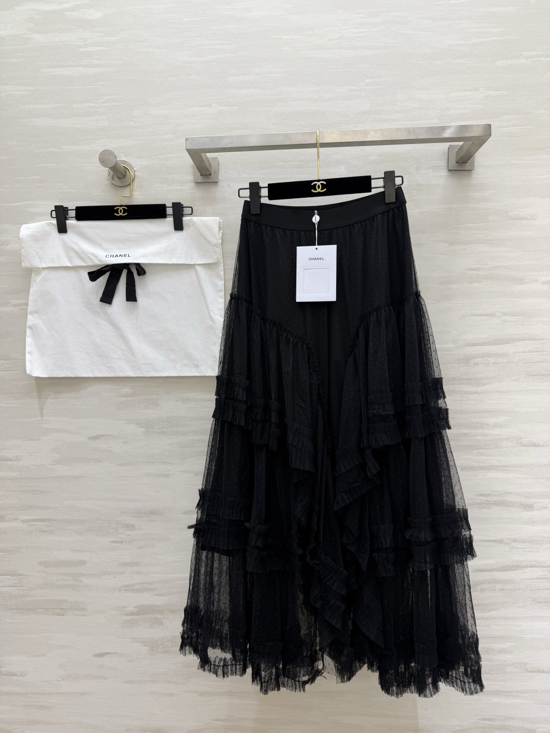 NO:821010,#Chane polka-dot mesh cake skirt with layers of ruffles and comes with a soft light filter. Off-white is gentle and black is slimming. Both colors are so beautiful!  Super atmospheric for dating and daily wear. Gentle and noble. High-quality customization. Available in stock first size S/M/L (S size elastic waist 62, skirt length 91), Chanel-clothing, chanel, chanel, skirts,19860909#Chane波点网纱蛋糕半裙 层层荷叶边 自带柔光滤镜 米白温柔 黑色显瘦 两种颜色都美到心巴！约会/日常穿都超有氛围感 温柔又贵气 高品质定制 现货首发sizeS/M/L（s码弹力腰围62,裙长91）,香奈儿-服装,chanel,chanel,skirts,,Women's clothing