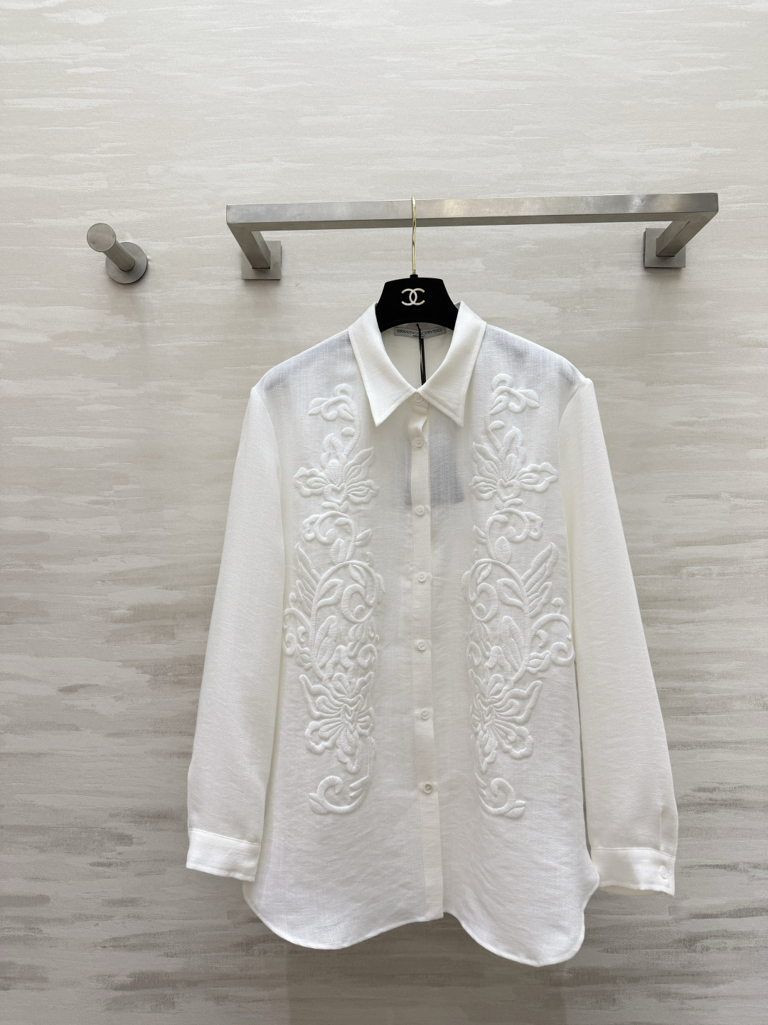 NO:820995,Ermanno Scervinoss's 'Gentle Atmosphere Ceiling' linen-textured embroidered shirt is heavily embroidered with the same color and is embroidered with the same color. It is exquisite and not exaggerated. The linen fabric has a sense of laziness. It can be worn on vacation or commuting. The white is clear and gentle, and the pink girly feeling is full!  Pair it with jeans/white pants casually, and you can easily wear it with a relaxed and elegant look!  High-quality customization, available in stock first size S/M/L/XL (M size shoulder width 44, bust 108, length 72), women's clothing, jeans, shirts,19860909Ermanno Scervinoss「温柔氛围感天花板」亚麻质感的刺绣衬衫重工同色系浮雕刺绣 精致又不浮夸 亚麻面料自带慵懒感,度假、通勤都能穿白色清透温柔,粉色少女感拉满！随便搭配牛仔裤/白裤子,轻松穿出松弛贵气感！高品质定制 现货首发sizeS/M/L/XL（M码肩宽44,胸围108,衣长72）,女装,jeans,shirts,,Women's clothing