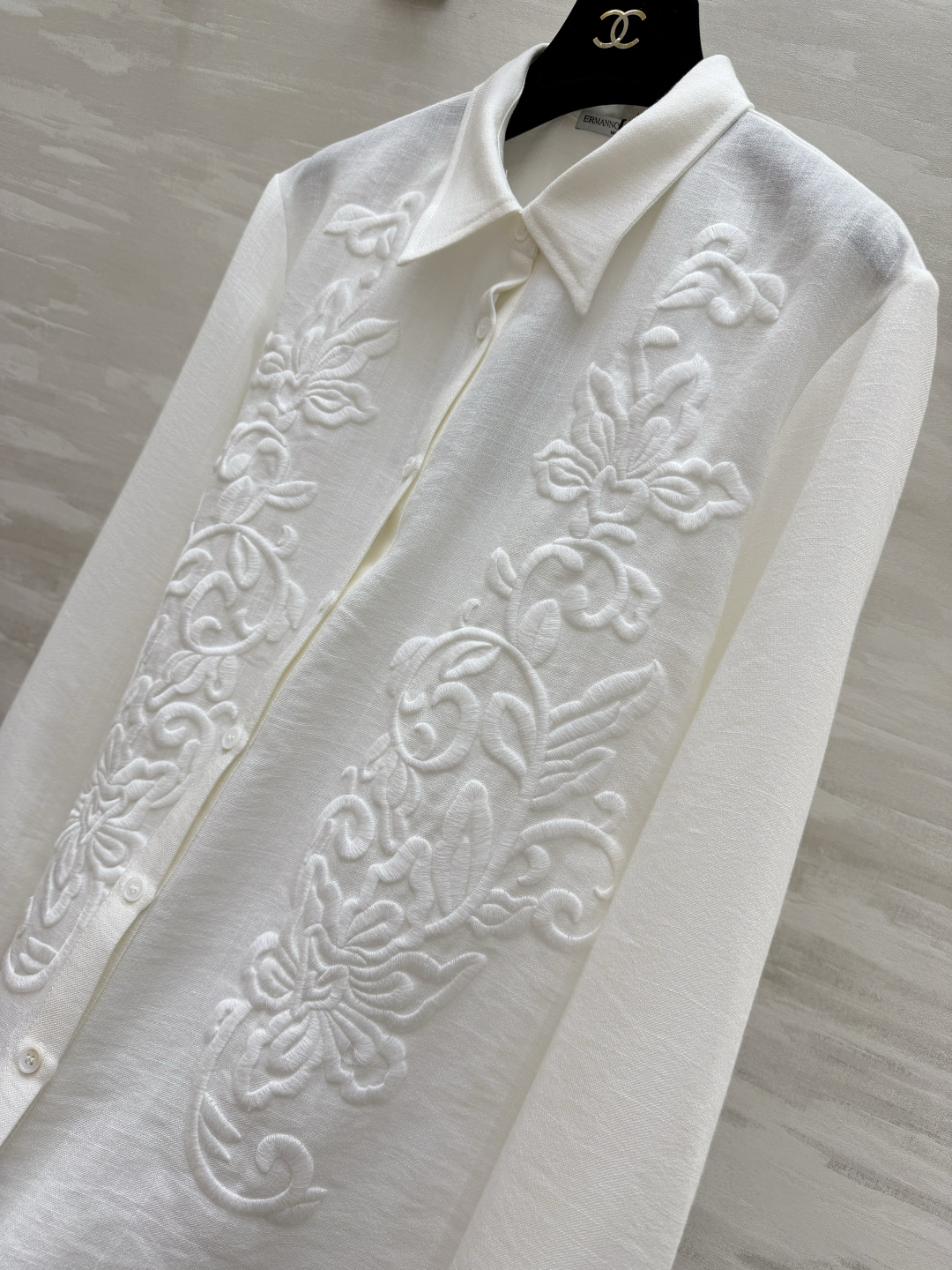 Ermanno Scervino♡²⁶ss「温柔氛围感天花板」亚麻质感的刺绣衬衫✨重工同色系浮雕刺绣 精