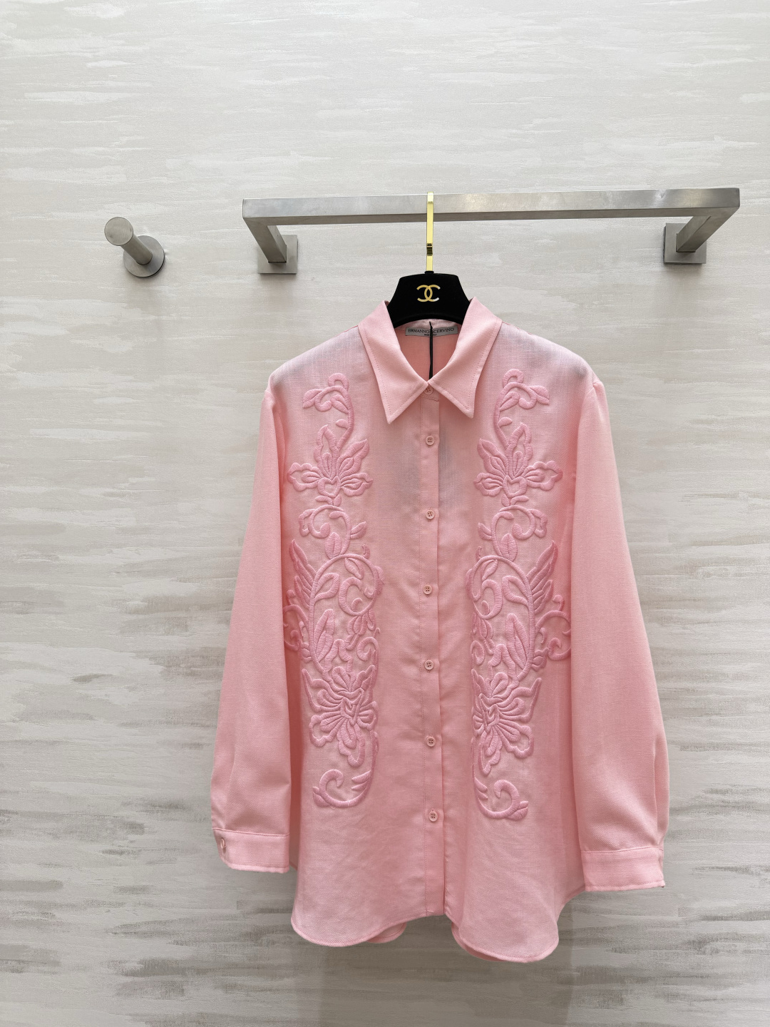 NO:821001,Ermanno Scervinoss's 'Gentle Atmosphere Ceiling' linen-textured embroidered shirt is heavily embroidered with the same color and is embroidered with the same color. It is exquisite and not exaggerated. The linen fabric has a sense of laziness. It can be worn on vacation or commuting. The white is clear and gentle, and the pink girly feeling is full!  Pair it with jeans/white pants casually, and you can easily wear it with a relaxed and elegant look!  High-quality customization, available in stock first size S/M/L/XL (M size shoulder width 44, bust 108, length 72), women's clothing, jeans, shirts,19860909Ermanno Scervinoss「温柔氛围感天花板」亚麻质感的刺绣衬衫重工同色系浮雕刺绣 精致又不浮夸 亚麻面料自带慵懒感,度假、通勤都能穿白色清透温柔,粉色少女感拉满！随便搭配牛仔裤/白裤子,轻松穿出松弛贵气感！高品质定制 现货首发sizeS/M/L/XL（M码肩宽44,胸围108,衣长72）,女装,jeans,shirts,,Women's clothing